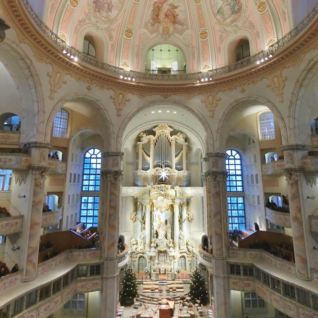 的場絢香さんのインスタグラム写真 - (的場絢香Instagram)「#20191224﻿ ﻿ in Dresden🇩🇪 ﻿ ﻿ ﻿  ______________________________________________________ #マトバの海外旅行記 #ドイツ #ドレスデン#ドイツ旅行 #ヨーロッパ #旅行 #ドレスデン城 #ツヴィンガー宮殿 #フラウエン教会 #dresden #germany  #residenzshloss #zwinger #frauenkirche」12月27日 20時13分 - ayaka_matoba