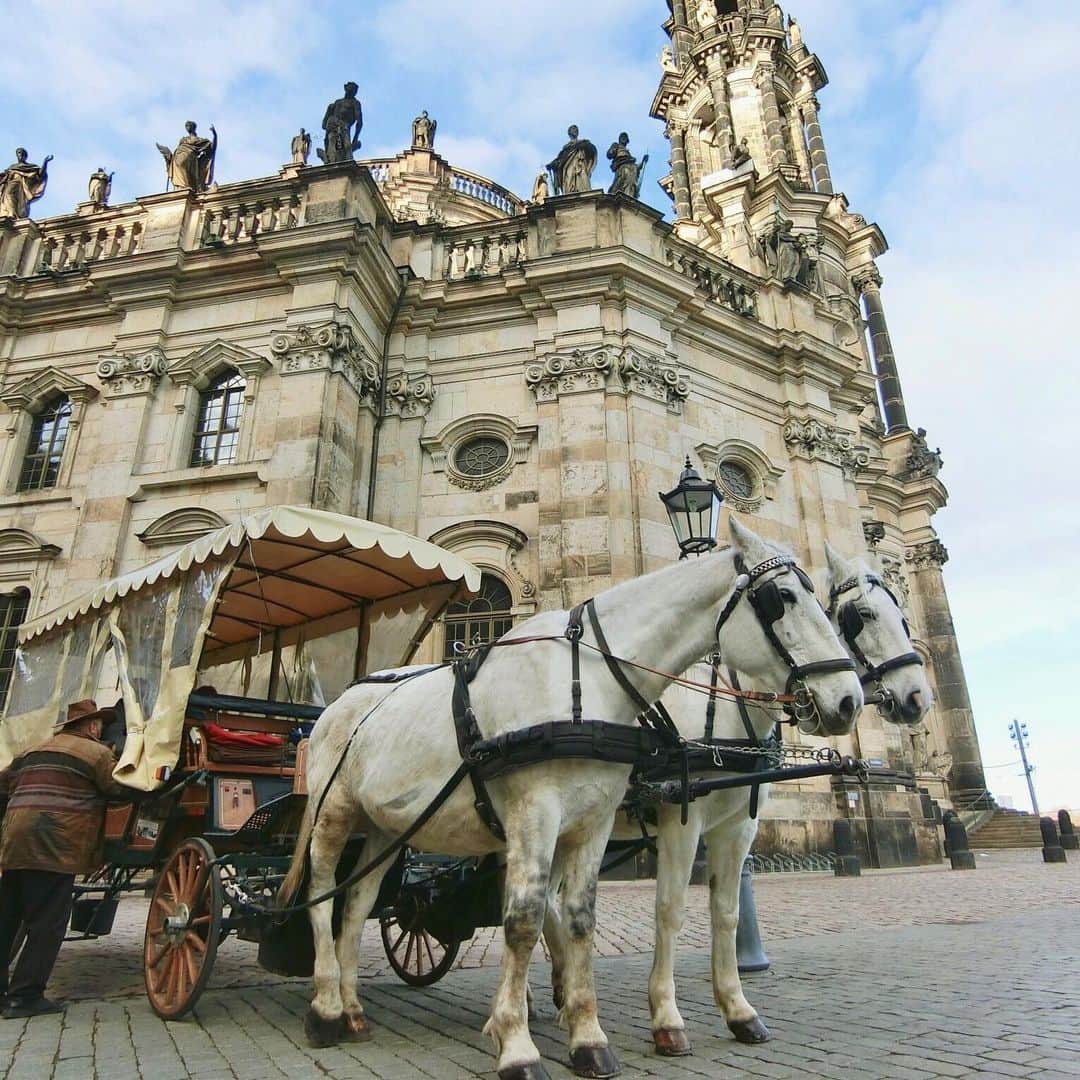 的場絢香さんのインスタグラム写真 - (的場絢香Instagram)「#20191224﻿ ﻿ in Dresden🇩🇪 ﻿ ﻿ ﻿  ______________________________________________________ #マトバの海外旅行記 #ドイツ #ドレスデン#ドイツ旅行 #ヨーロッパ #旅行 #ドレスデン城 #ツヴィンガー宮殿 #フラウエン教会 #dresden #germany  #residenzshloss #zwinger #frauenkirche」12月27日 20時13分 - ayaka_matoba
