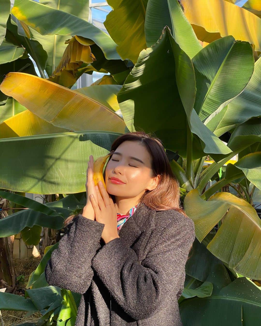 小山桃さんのインスタグラム写真 - (小山桃Instagram)「BANANA🍌. . . . #私バナナは天然もぎ取る派 #なんて嘘です #バナナの木の前で持参したバナナ  #そんなバナナ  #バナナ #banana」12月27日 20時15分 - momoko_pu