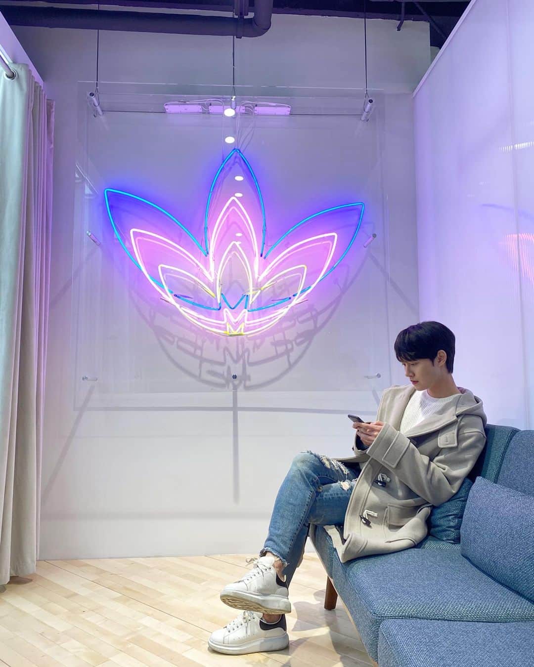 イ・ミンホのインスタグラム：「새로 생겨 깔끔하고 크고.. 예쁜 제품들 진짜 많다🤩 다 내꺼 하고싶다...🤭 #아디다스홍대브랜드센터 #sponsored」