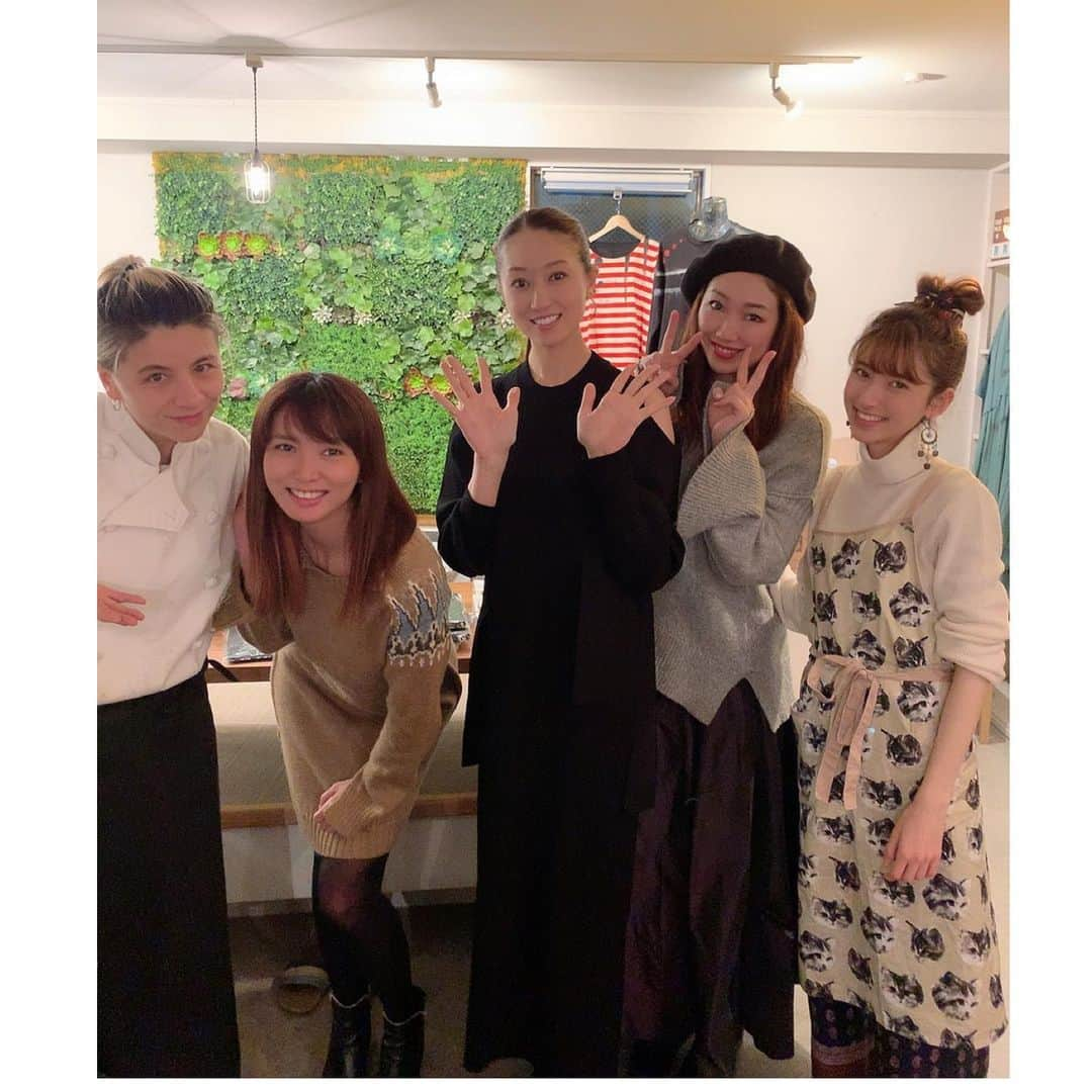 香音有希さんのインスタグラム写真 - (香音有希Instagram)「ここ最近の振り返り(*´ω`*) . . まりあさん @artemaria061  の年末感謝祭☘vegan foodsのスペシャルディナーを皆で頂きに行きました☺️❤️❤️ どのお料理も優しく美味しい~(≧∀≦)特にピスタチオのリゾット🤤🤤 そして満足感が凄い‼︎もう食べれないというくらいお腹一杯に🤤 自家製サングリア🍷の中の果物も全部頂いて🤤(サングリアの写真だけ撮り忘れてるww) 止まらないトークと共にとてもリラックスした時間でした❤️ まりあさん、Linaちゃん有難うございした❤️❤️ お買い物もしちゃいました👕 着るのが楽しみ☺️ . . #maria さん#lina ちゃん#素敵なご家族#愛情いっぱいの#お料理#真似したい #携帯変えてから#食べ物の写真#めっちゃ撮ります#画質がごいす #だいさん #鳳翔大 さん #きんぐ #蓮城まこと #止まらない#トーク#話足りる事はいつかあるのだろうかw」12月27日 20時28分 - kaonyuki_yukako