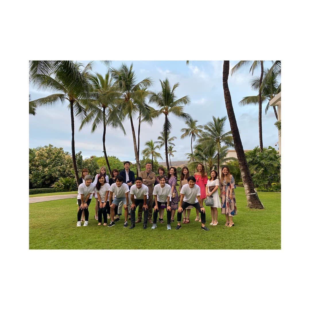 竹内智香のインスタグラム：「本格的な冬シーズンに入る前に RICHARD MILLE Family のみんなと ハワイへ。  トップゴルファー、トップレーサーとの 交流の時間は、とても贅沢で たくさんの刺激とパワーを頂きました😊  そしたゴルフ始めて間もない私と 一緒ゴルフしてくれて 丁寧にアドバイスまで😣 ちょっとのアドバイスで ガラリと変わってしまうことに驚き‼️ プロの凄さを 同じ空間で過ごせたことに感謝です🙏  そして サプライズお誕生日まで🎂🎊🎉 贅沢なメンバーにお祝いしてもらって とても素晴らしい1年になりそうです🎊  みんなと出会えたことに そしてこんな風に 出会いを繋いでくださり 交流の場を作ってくださった 川崎社長をはじめ リシャールミルスタッフの皆様 ただただ感謝です。 ありがとうございます🙇🏻 #RICHARDMILLE #RICHARDMILLEFAMILY  #Golf #Hawaii #UNDERARMOUR #プロゴルファー #F1 #F2 #クリスマスホリデー # #青木瀬令奈 ちゃん #成田美寿々 ちゃん #宮里優作 さん #中野信治 さん #松下信治 さん」
