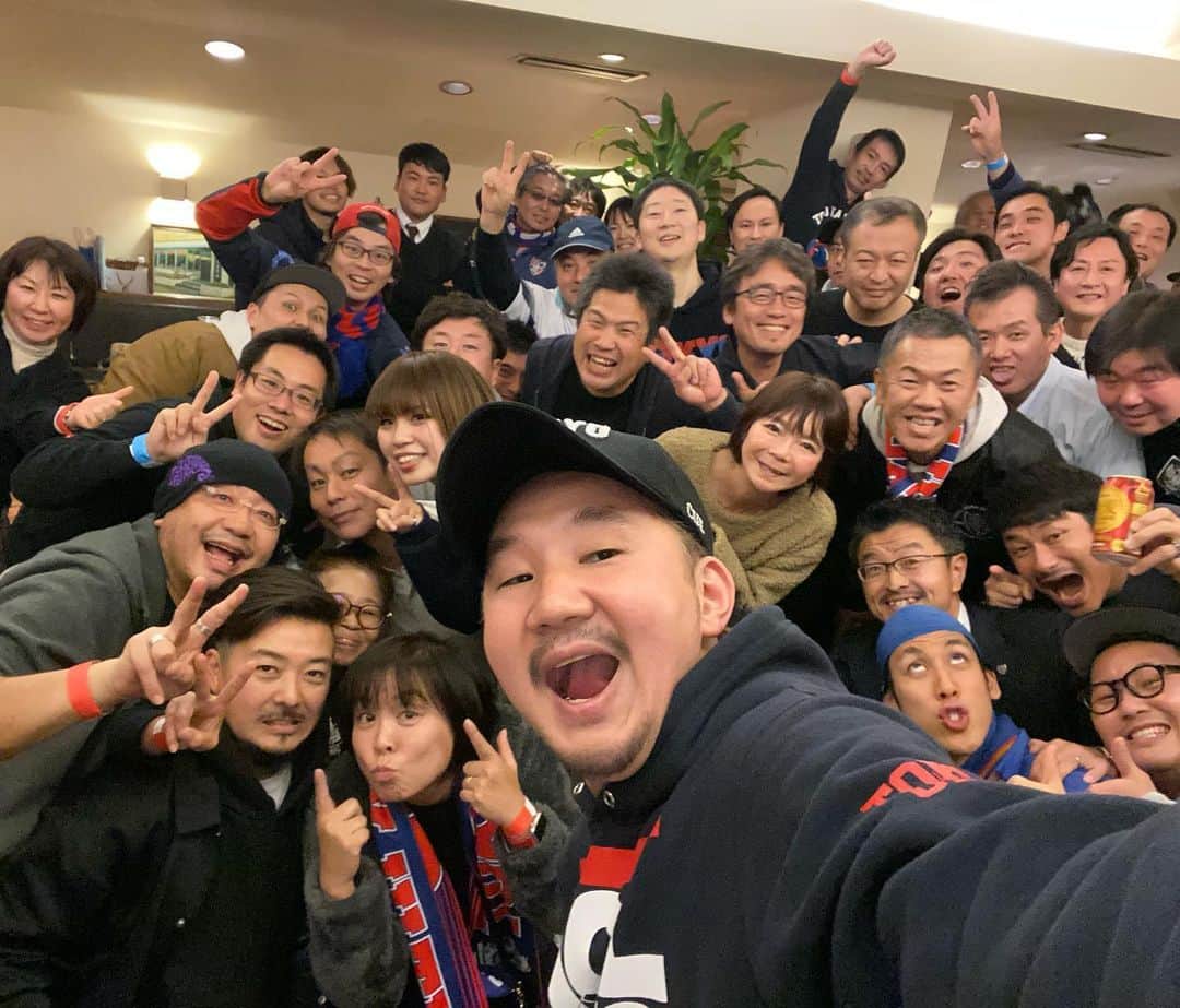 植田朝日のインスタグラム：「🔵🔴﻿ ﻿ 昨日の「東京桜を見る会」と言う名のTOKYO12忘年会も楽しかったね！w﻿ ﻿ １次会、２次会、３次会、ついには店もなくなってコンビニで酒買って、最後は公園飲みみたいな。。。苦笑﻿ ﻿ そしたら雨が降って来て、最終的にマックで雨宿り。爆﻿ ﻿ 大学生かよ⁉️﻿ ﻿ そのぐらい楽しかった訳ですよ。﻿ ﻿ そして、顔出してくれたリョウヤ、ノザヒデ、サンキューな！w﻿ ﻿ #tokyo12 #tokyo12忘年会﻿ ﻿」