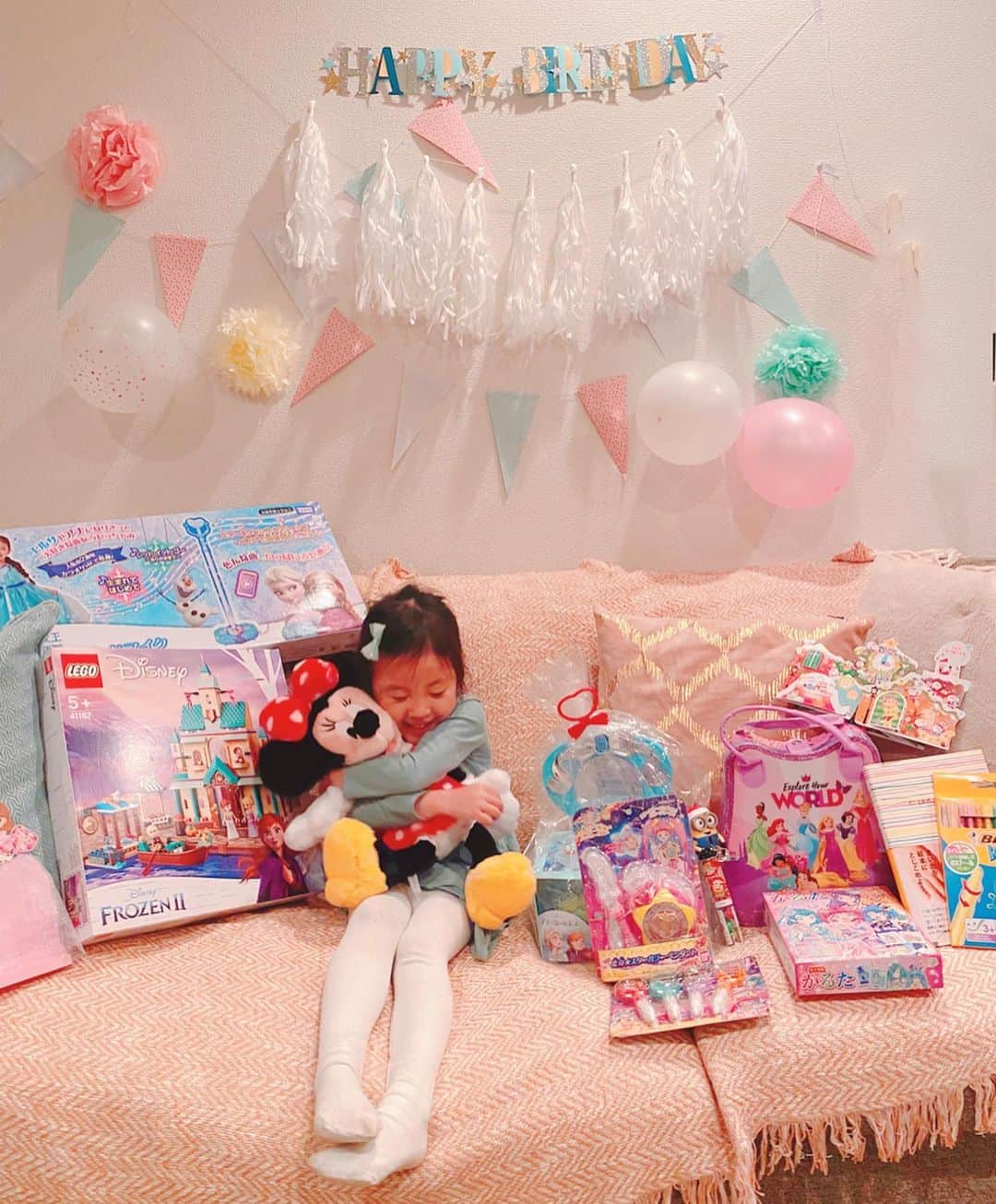 高橋有紀子のインスタグラム：「* 2019.12.25 ゆいまる4歳🎂🎁 * * 人に笑ってもらうことが大好きなお調子者。  歌って踊ることが大好きな子。  スプラッシュマウンテンも乗れちゃった怖いもの知らずな子。 (タワーオブテラーよりはちょっと怖かったらしいけど😂) * * 与えてもらうことが当たり前と思わず、 小さなことにも感謝できる心を持った子に育って欲しいです💐  毎日あーだこーだ口うるさいママだけど、 全てはゆいまるを想ってのことだと いつか大人になって理解してもらえる日がきたら嬉しいな🌈 * いつもゆいまるを可愛がってくださる皆様、 本当にありがとうございます♥️ * #happybirthday #4yearsold #mysweetheart  #4歳 #お誕生日おめでとう #成長記録 #クリスマス生まれ #2019_12_25」