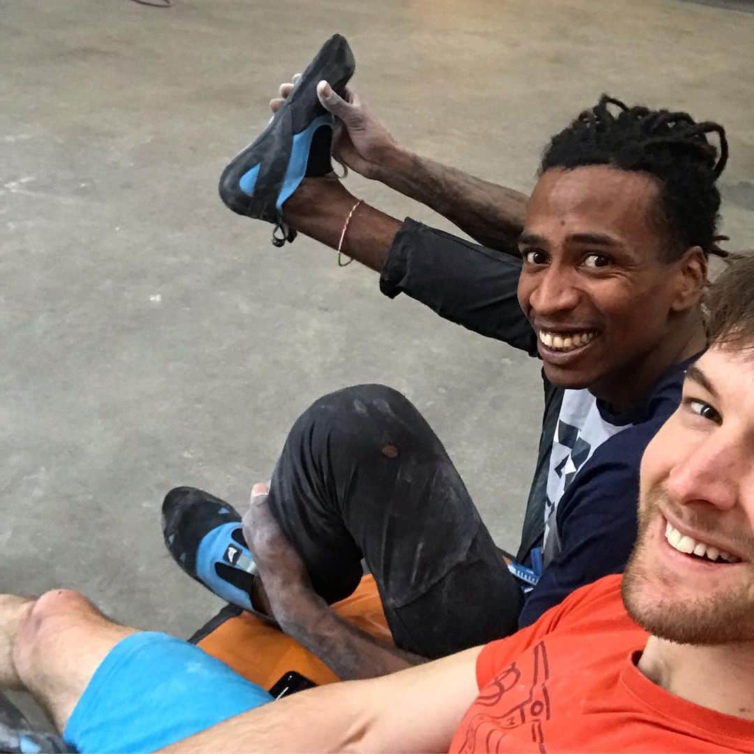 ヤン・ホイヤーのインスタグラム：「I had a couple sessions with  @lesfreresmawemofficiel to burn some Christmas calories! Yesterday we bouldered @studio_bloc_darmstadt and today we did speed @bergstation.nrw 🚀 Thanks for the good vibes and motivation 💪💪🏾 @madrockclimbing #madrockfamily @mammut_swiss1862」