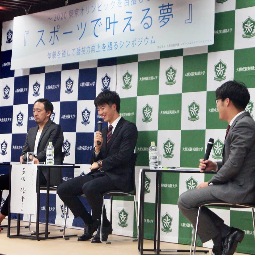 服部優陽のインスタグラム：「💭「夢に日付をつけると目標になる」﻿ ﻿ 「スポーツで叶える夢」というシンポジウムに﻿ コーディネーターとして参加してきました！﻿ ﻿ 陸上の #多田修平 選手﻿ 卓球の #石垣優香 選手﻿ フットサル女子日本代表監督の #小暮賢一郎 さん﻿ にお話を聞いてきました。﻿ ﻿ 冒頭の言葉は小暮監督が中高生に向けた﻿ アドバイスで26歳の自分もジーンと来ました。。﻿ ﻿ 意外にも練習嫌いだった多田選手、﻿ 逆に練習の虫だった石垣選手、﻿ 全ての選手に共通していたのは﻿ 「毎日目標を持って生きること」﻿ ﻿ さて、今日はどんな目標を持って過ごそうか！﻿ 実践するとなると難しいですね…🤔💬﻿ ﻿ パネリストの皆様、ご来場頂いた中高生の皆様、﻿ 貴重な機会を下さった #大阪成蹊大学 の皆様、﻿ ありがとうございました🙇‍♂️﻿ 💭﻿ #東京五輪 #2020 #tokyo2020 #tokyoolympic﻿ #陸上 #陸上競技 #100m #100メートル﻿ #卓球 #Tリーグ #tleague﻿ #フットサル #フットサル日本代表 #Fリーグ﻿  tokyo2020 #東京五輪2020 #東京オリンピック2020 #オリンピックイヤー #東京オリンピック #東京パラリンピック #パラリンピック #東京オリパラ #新国立競技場 #日本武道館」