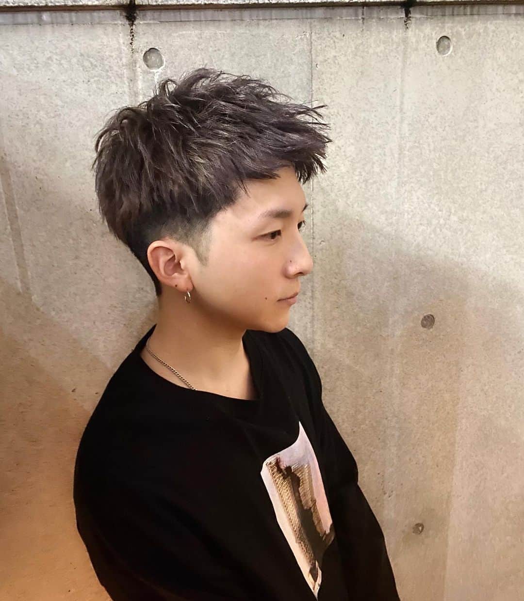 SHOGOのインスタグラム：「お久しぶりインスタ！ 音楽活動また始めたので いつもお世話になってる古河さんに ブワッさり切ってカラーしてもらいました💇‍♂️ 色は暗めのアッシュベージュです！  #アッシュベージュ #写真撮ってる時震えてます #LIVEある時来て下さい #以上」