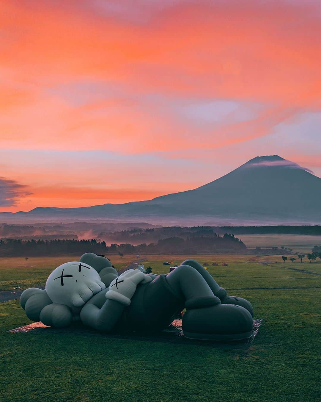 KAWSONEさんのインスタグラム写真 - (KAWSONEInstagram)「HOLIDAY, Mount Fuji, Japan –– JULY, 2019 Photo: @nk7 #KAWS @arr.allrightsreserved」12月27日 20時38分 - kaws