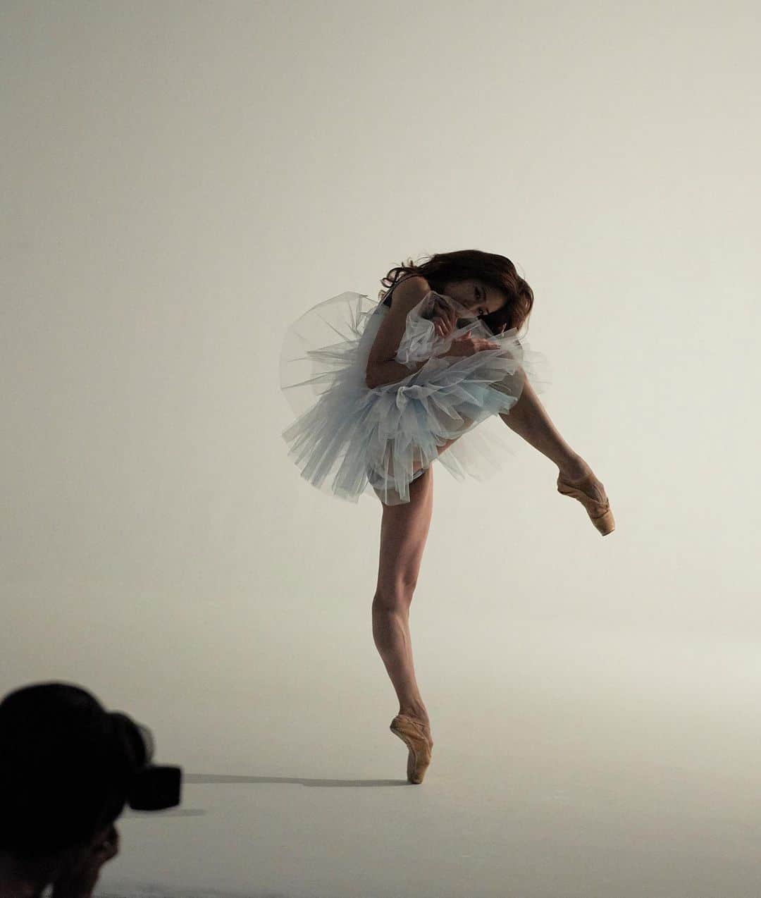 中村祥子さんのインスタグラム写真 - (中村祥子Instagram)「「ダンスマガジン」ベストダンサー1位 今年も様々な作品と向かい合い、華やかな舞台に立たせて頂けて、ひとつひとつの舞台に全力を注いできたなか、今年最後に皆さまからこのような栄誉ある受賞を頂けたことは、心からの喜びです✨本当にありがとうございます☺️表現を深めたいと臨んだ今年は、本当に様々な作品に出会い、挑戦した年でした。舞台を観て涙しました…というメッセージもたくさん頂きました。そういった感動ある作品が多かったのもあるかと思いますが、舞台を観て涙を流すまで心に響いて下さった舞台は、私にとっても貴重であり、特別な瞬間を皆さまと共に過ごせたのだと嬉しく思います。どの瞬間も心から感じる想いが身体を通して、皆さまに届けられますよう、これからも深くバレエと向き合っていきたいと思います。舞台に関わる全てに感謝です✨ また新しい発見をするために😉頑張るぞ💪🤩 @yumikoinoueballet yumikoさんが撮って下さった写真2枚とアシスタントの方 @fukukoiiyama が撮って下さった写真です。Thank you very much Dance Magazine and the Japanese public for this wonderful honor naming me the Best Female Dance of 2019✨✨ #dancemagazine #中村祥子 #kバレエカンパニー #shokonakamura」12月27日 20時49分 - shoko_officialpage