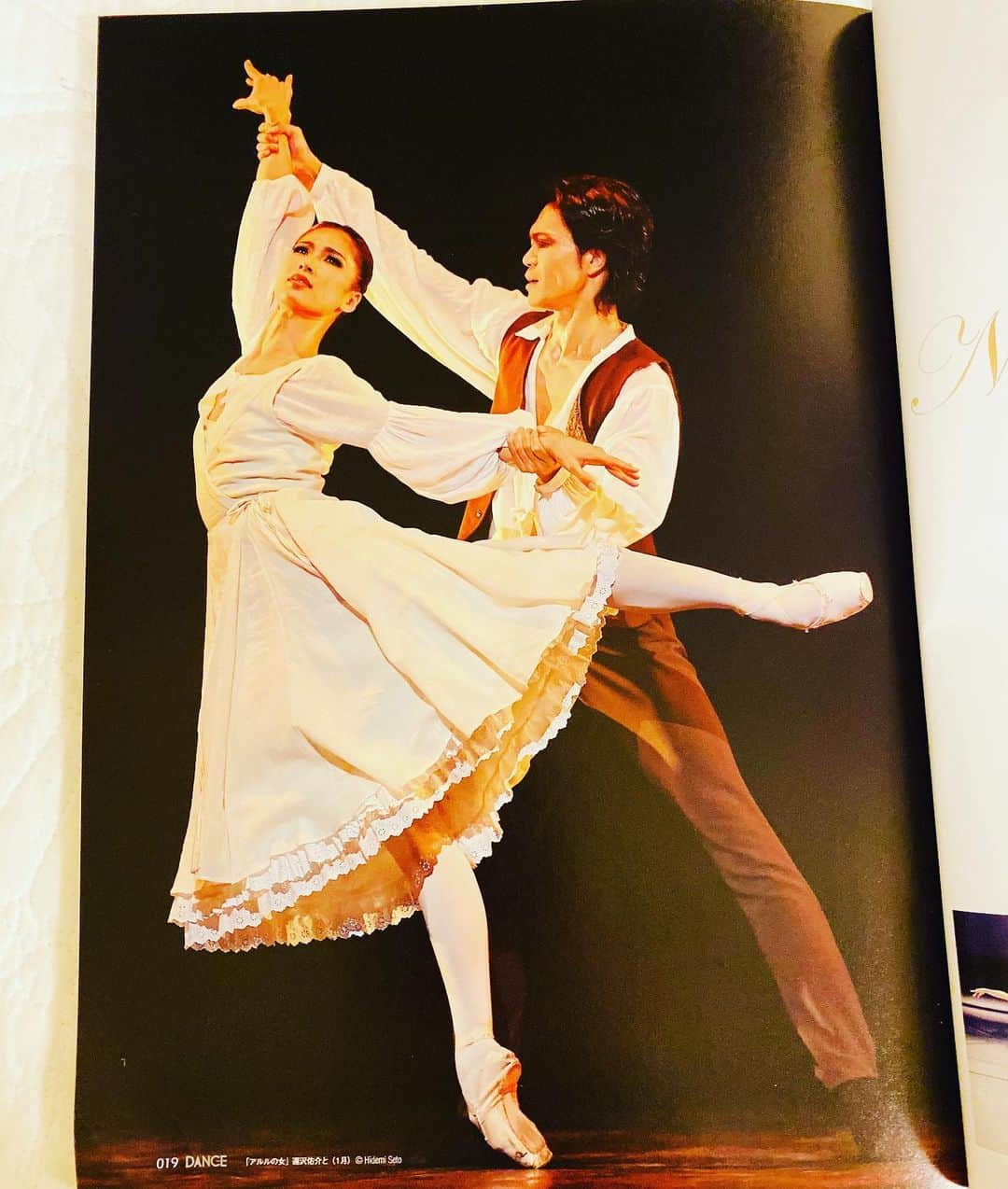 中村祥子のインスタグラム：「「ダンスマガジン」ベストダンサー1位 今年も様々な作品と向かい合い、華やかな舞台に立たせて頂けて、ひとつひとつの舞台に全力を注いできたなか、今年最後に皆さまからこのような栄誉ある受賞を頂けたことは、心からの喜びです✨本当にありがとうございます☺️表現を深めたいと臨んだ今年は、本当に様々な作品に出会い、挑戦した年でした。舞台を観て涙しました…というメッセージもたくさん頂きました。そういった感動ある作品が多かったのもあるかと思いますが、舞台を観て涙を流すまで心に響いて下さった舞台は、私にとっても貴重であり、特別な瞬間を皆さまと共に過ごせたのだと嬉しく思います。どの瞬間も心から感じる想いが身体を通して、皆さまに届けられますよう、これからも深くバレエと向き合っていきたいと思います。舞台に関わる全てに感謝です✨ また新しい発見をするために😉頑張るぞ💪🤩 @yumikoinoueballet yumikoさんが撮って下さった写真2枚とアシスタントの方 @fukukoiiyama が撮って下さった写真です。Thank you very much Dance Magazine and the Japanese public for this wonderful honor naming me the Best Female Dance of 2019✨✨ #dancemagazine #中村祥子 #kバレエカンパニー #shokonakamura」
