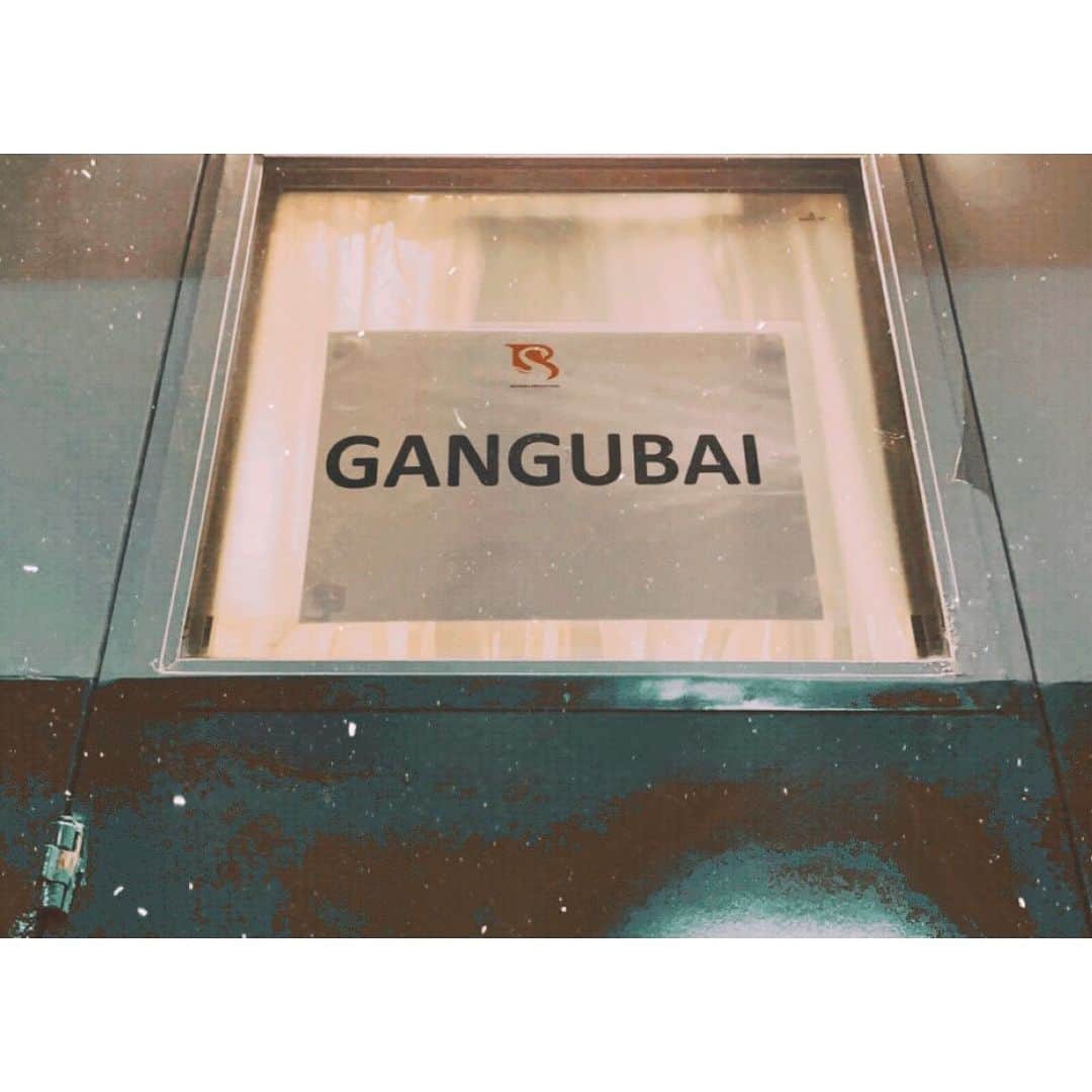 アリア・バットのインスタグラム：「Look what Santa gave me this year 📽❤️」