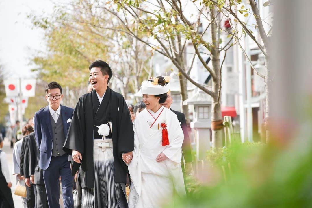 KOTOWA鎌倉 鶴ヶ岡会館さんのインスタグラム写真 - (KOTOWA鎌倉 鶴ヶ岡会館Instagram)「鎌倉の中心にある段葛。﻿ こちらの道を歩いていただきながら当館までお戻りいただくお時間は、多くの方から祝福のお言葉をいただける思い出深いお時間となります。﻿ ﻿ 歴史を繋ぐこの道に刻む、大切な日の思い出。﻿ 何年、何十年経っても、鎌倉に来るたびにご結婚式の日のことを思い出すことができます。﻿ ﻿ #神前式 #鶴岡八幡宮 #鎌倉 #湘南 #鎌倉結婚式 #dearswedding #wedding #kotowa鎌倉鶴ヶ岡会館 #結婚式 #プレ花嫁 #オリジナル #ウェディング #和装 #白無垢 #紋付 和婚 #人力車 #ウェディング #フィオーレビアンカ #段葛 #小町通り #日本の結婚式 #メイク #フォトジェニック #プレ花嫁さんとつながりたい #プレ花嫁﻿」12月27日 20時50分 - kotowakamakura