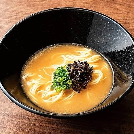 九州熱中屋さんのインスタグラム写真 - (九州熱中屋Instagram)「中州とんこつラーメン❗️❗️ . 熱中屋特製とんこつスープは大好評！ 中州の屋台に負けない味です！ 絶品のスープを細麺とからめて、するするっとご堪能くださいませ♪♪♪ . 【ここで、中洲とんこつラーメンの豆知識🖋】 ラーメンは一般的に「太麺」が主流ですが、 博多ラーメンのルーツ長浜ラーメンは、 市場で働く忙しいお客様に少しでも早く提供するために、 太かった麺が細く変化していったとか。 . 当店では、急がずゆっくり〆の一品としてお召し上がりください😋 . 790円(税別) . 九州の活気溢れる繁盛店を再現しております！ ご来店お待ちしております♪ . . #熱中屋 #九州熱中屋 #居酒屋 #ビール #豚骨らーめん #とんこつらーめん #豚骨 #九州居酒屋 #飲み会 #飲み #ちょい飲み #ハッピーアワー #ビール好きな人と繋がりたい #送迎会 #歓迎会 #飲み会🍺#居酒屋好き #居酒屋めし #酎ハイ #ラーメン #はしご酒 #呑み #ビールにあう #ビール好き #瓶ビール #お酒のつまみ #飲酒タグラム #新宿居酒屋 #居酒屋メニュー #お酒好き女子」12月27日 20時51分 - necchuya