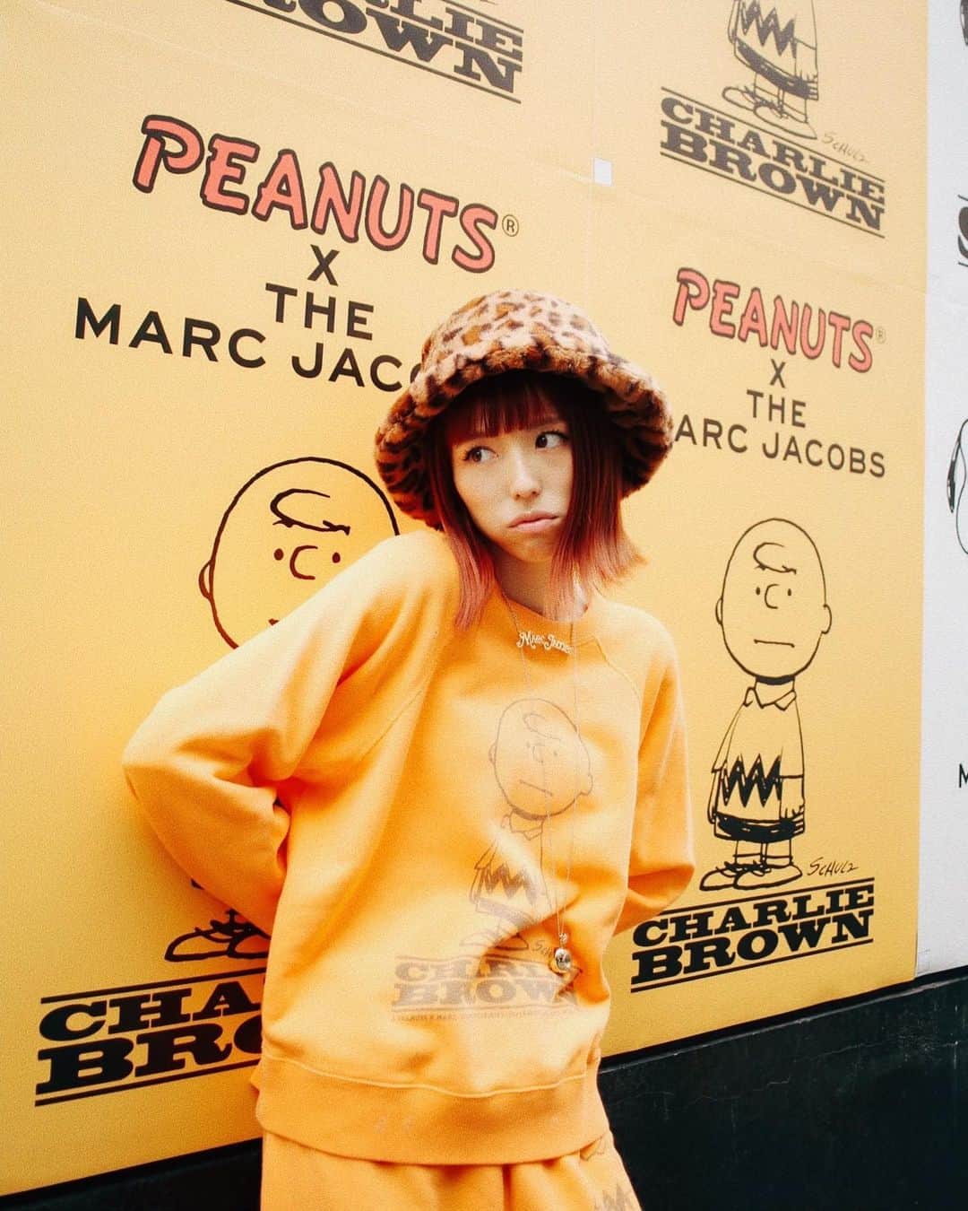 若槻千夏さんのインスタグラム写真 - (若槻千夏Instagram)「オレンジのスウェットは 🧡🧡🧡@marcjacobs 🧡🧡🧡 渋谷パルコで THE MARC JACOBSの 期間限定ショップOPEN！  渋谷にポスターが色んな場所に 貼ってあって ポスターのQRを読み込んで コンプリートしたらノベルティがもらえるよ〜✨🌈😘🌈✨ 私はスウェットもコンプリート🥴 このシリーズ最高！マークジェイコブス 最高！  #PeanutsxTHEMarcJacobs #THEMARCJACOBS」12月27日 21時03分 - wakatsukichinatsu