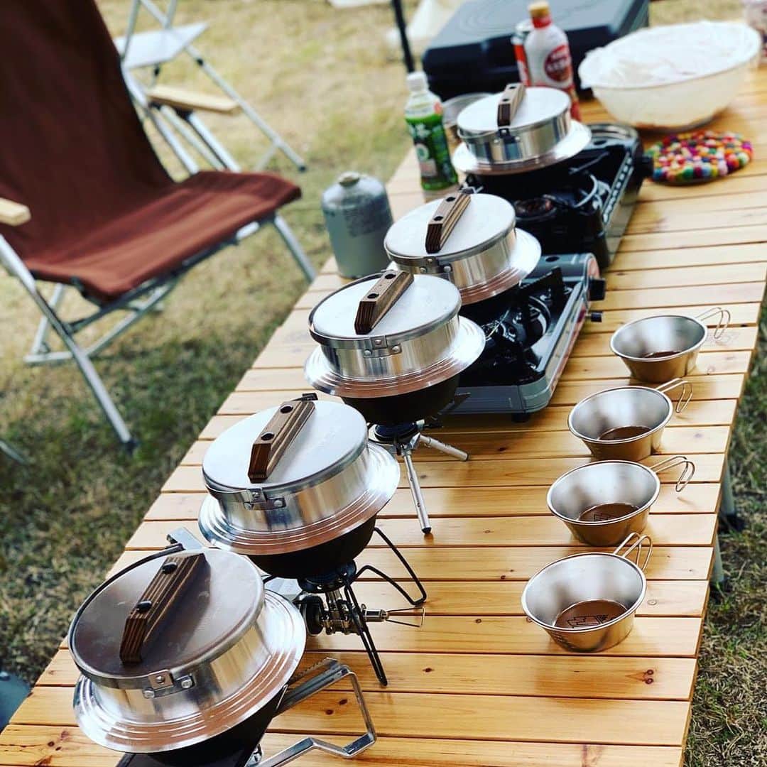 CAMP_HACKさんのインスタグラム写真 - (CAMP_HACKInstagram)「ユニフレームの「羽釜」がズラリと5台！　ひとつ3合焚きなので、これだけあればたくさんのお米が一気に炊けますね。キャンプでも家でもふっくら美味しいご飯が手軽に炊ける、人気アイテムです。 . . from CAMP HACK . CAMP HACKであなたのキャンプライフを取材します！ 『#camphack取材』を付けて投稿！ . Photo by @chiezo_camp0202 さん . #camp #camping #camphack #outdoorlife #outdoor #trip #travel #japan #followme #weekend #travelling #outdoorgirl #family #familytrip #uniflame #キャンプ #アウトドア #キャンプ道具 #キャンプ初心者 #家族 #外遊び #自然 #キャンプ場 #お出かけ #キャンプ料理 #ユニフレーム #羽釜」12月27日 20時55分 - camp_hack