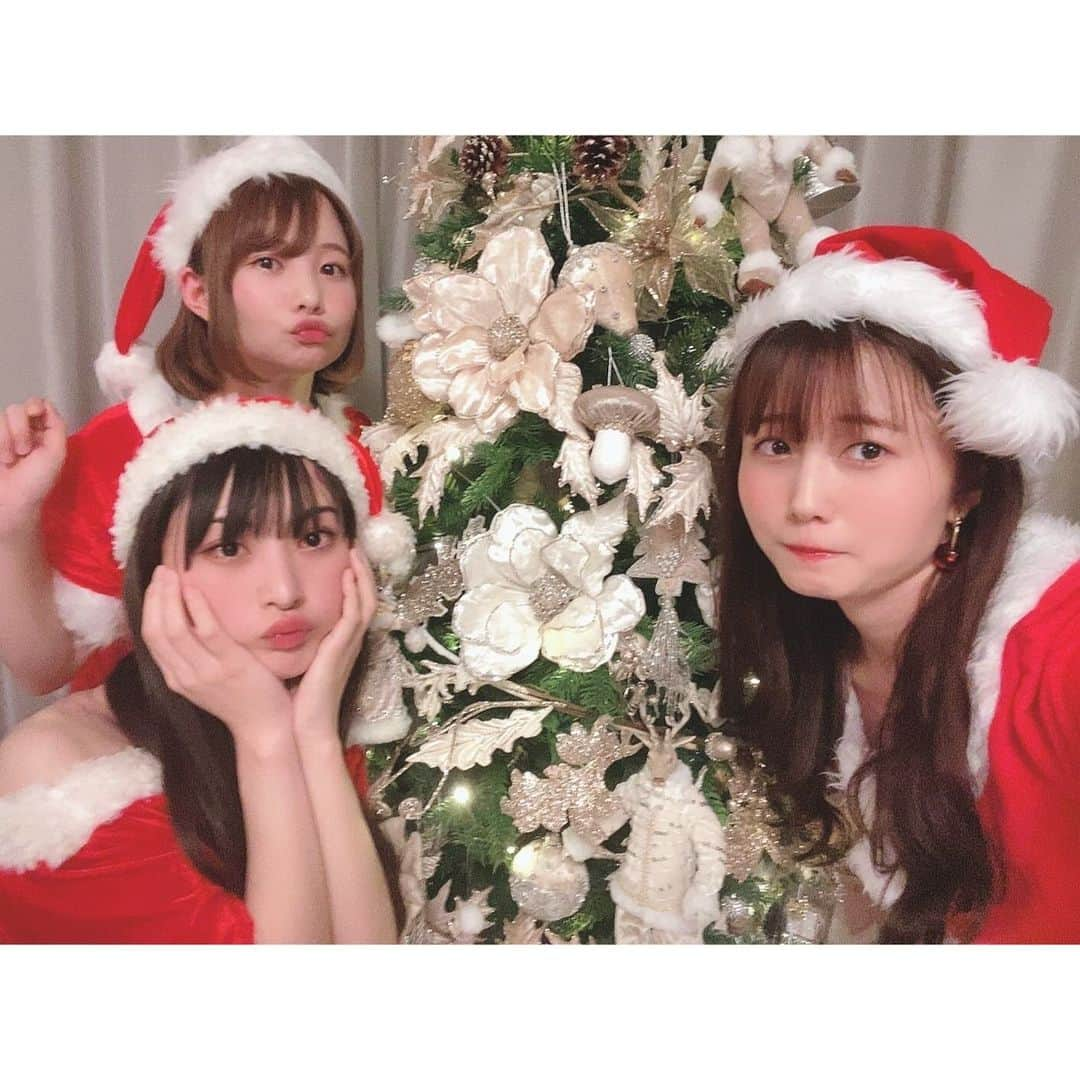 繭さんのインスタグラム写真 - (繭Instagram)「ㅤㅤㅤ ㅤㅤㅤ クリスマスはかわいこちゃんふたりをひとりじめでした🎅🏻❤️ ㅤㅤㅤ コストコにチキン買いに行って おうちでパーティーして そのままお泊まりという最高コース🎄 ㅤㅤㅤ おりりとは去年もクリスマス一緒に過ごしたの。 今年も一緒で嬉しかった💫 ㅤㅤㅤ #christmas #サンタコス #followme #followmejp #followjp」12月27日 20時58分 - mayumayu1008