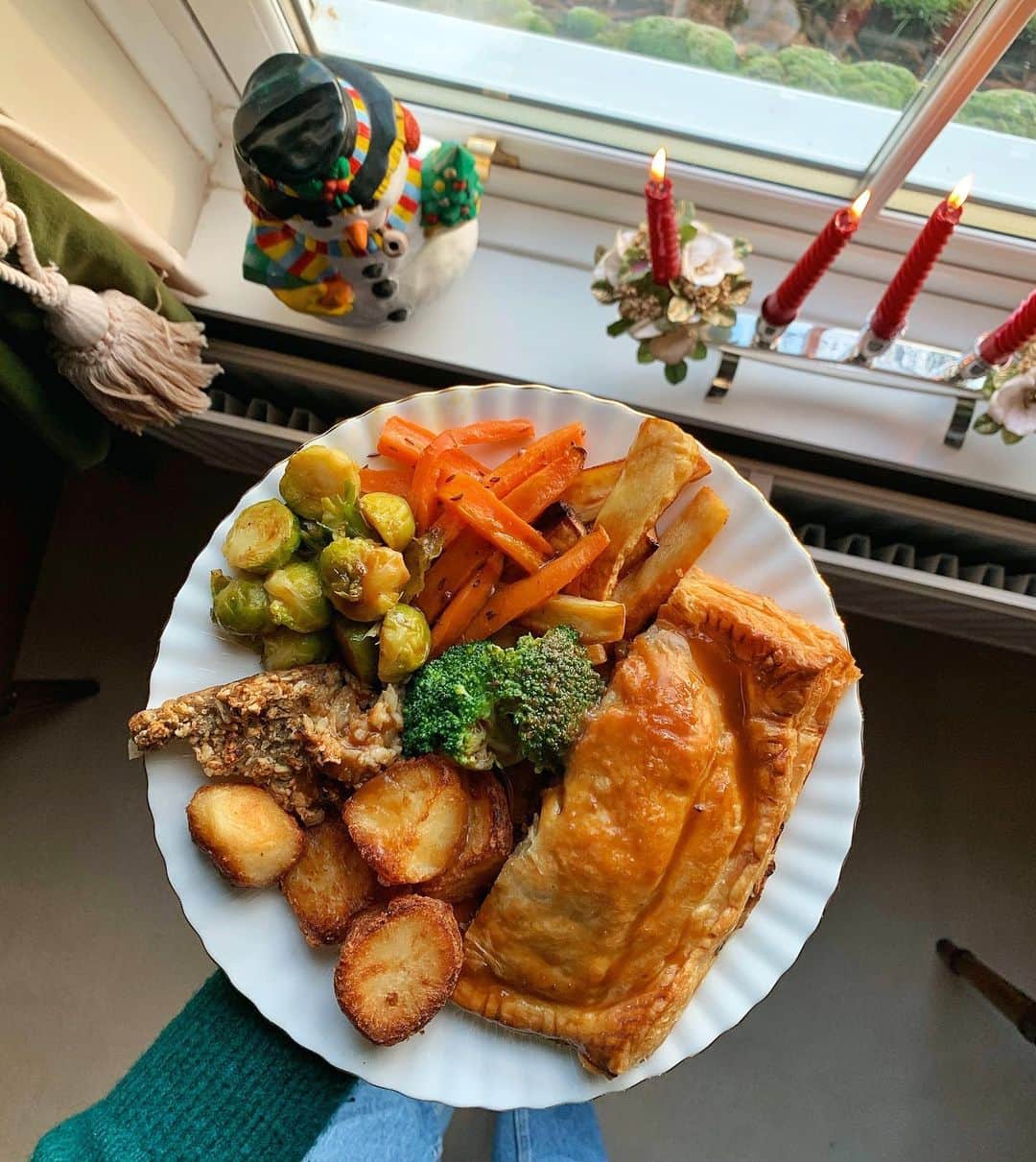 Zanna Van Dijkさんのインスタグラム写真 - (Zanna Van DijkInstagram)「What do you eat at Christmas if you’re plant based?! 🧐 This feast 👆🏼😍 ➡️ @thehappypear wellington stuffed with pecans, chestnuts, onion, garlic, mushrooms, carrot, beetroot, lentils, fresh herbs and cous cous ➡️ maple roasted carrots & parsnips ➡️ sautéed brussel sprouts ➡️ roast potatoes ➡️ a wedge of stuffing ➡️ steamed broccoli ➡️ @jamieoliver vegan gravy And for dessert? A vegan apple cinnamon crumble 😋 Is anyone trying veganuary? Let me know in the comments below! 🌱 #Christmasdinner #veganchristmas #plantbased #plantpowered #veganeats #veganchristmasdinner #christmasfood #whatveganseat #ukvegans」12月27日 20時58分 - zannavandijk