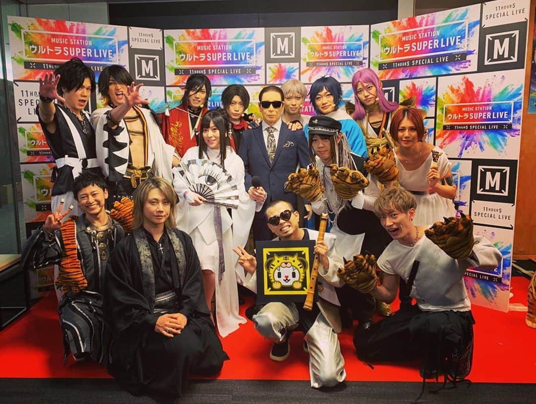鈴華ゆう子のインスタグラム：「‪テレビ朝日開局60周年記念 ミュージックステーション ウルトラ SUPER LIVE 2019ありがとうございました！ タモさんにギュッ！ #Mステ　#Mステウルトラスーパーライブ　#和楽器バンド　#刀剣男士　#wagakkiband」