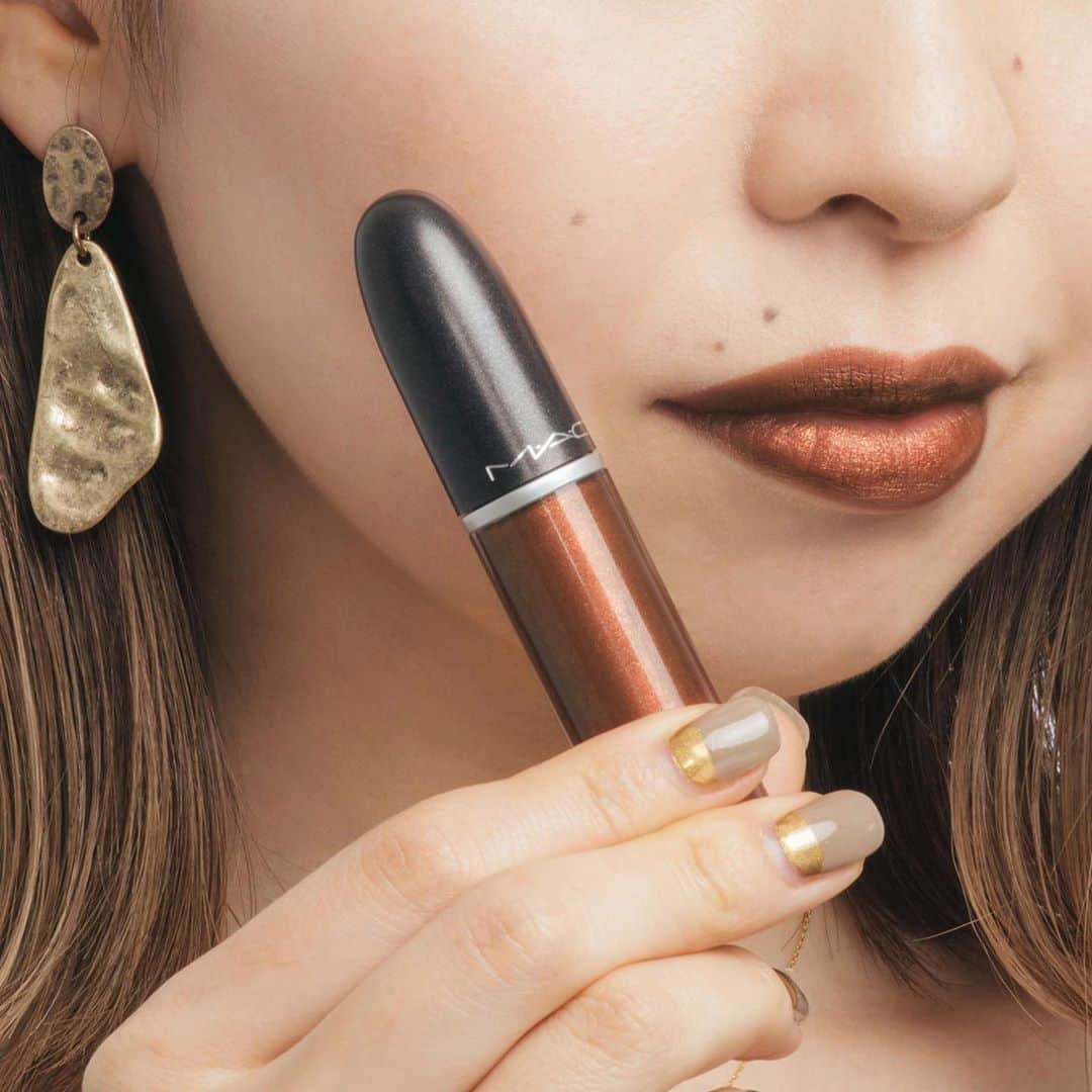 M∙A∙C Cosmetics Japanのインスタグラム：「ㅤ M･A･Cアーティストが本気で気に入っているアイテムをご紹介！ 松屋銀座店 KAEDE TAGUCHIは メタリックなブラウンリップ [レトロ マット リキッド リップカラー フォイルド]をイチオシ✨ パーティシーンなどで注目の的に💋💄 ㅤ ↓↓製品↓↓ [レトロ マット リキッド リップカラー] フォイルド ㅤ MAKEUP AND MODEL M･A･C ARTIST KAEDE TAGUCHI @mac_matsuya PHOTO: @takaki_iwata ㅤ ㅤ ㅤ ㅤ ㅤ #MACCosmeticsJapan #MACコスメ #MACCosmetics #コスメ #メイク #レトロマットリキッドリップカラーフォイルド #リキッドリップ #マットリップ #ブラウンリップ #パーティーメイク #ラメ #リップメイク #リップ #口紅 #セルフメイク #お気に入りコスメ #コスメ紹介 #おすすめコスメ #ポーチの中身 #matt #mattlip #brownlip #lip #lipmakeup #cosmetics」