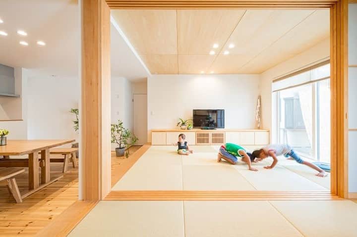 コラボハウス一級建築士事務所さんのインスタグラム写真 - (コラボハウス一級建築士事務所Instagram)「.⠀ 今年も残りわずか。⠀ そこで、2019年の総集編として⠀ 1年間で人気の高かった投稿をご紹介！⠀ ーーーーーーーーーーーーーーー⠀ 家族が集まるリビングを和室にしました。⠀ 広い続きの和室は子どもたちの遊び場に。⠀ 冬は炬燵を出して団欒を過ごせます。⠀ .⠀ 区切れば客間にもなり便利。⠀ ダイニングとの段差が⠀ 空間をゆるやかに区切っています。⠀ .⠀ 他にも沢山のお家をホームページでご紹介しています。⠀ @collabo_house　からご覧ください。⠀ #リビング #和室 #畳 #造作家具 #ダイニング #無垢床 #板張り天井 #すっきり暮らす #客間 #障子 #観葉植物#自分らしい暮らし #デザイナーズ住宅 #注文住宅新築 #設計士と直接話せる #設計士とつくる家 #コラボハウス #インテリア #愛媛 #香川 #新築 #注文住宅 #マイホーム」12月27日 21時00分 - collabo_house
