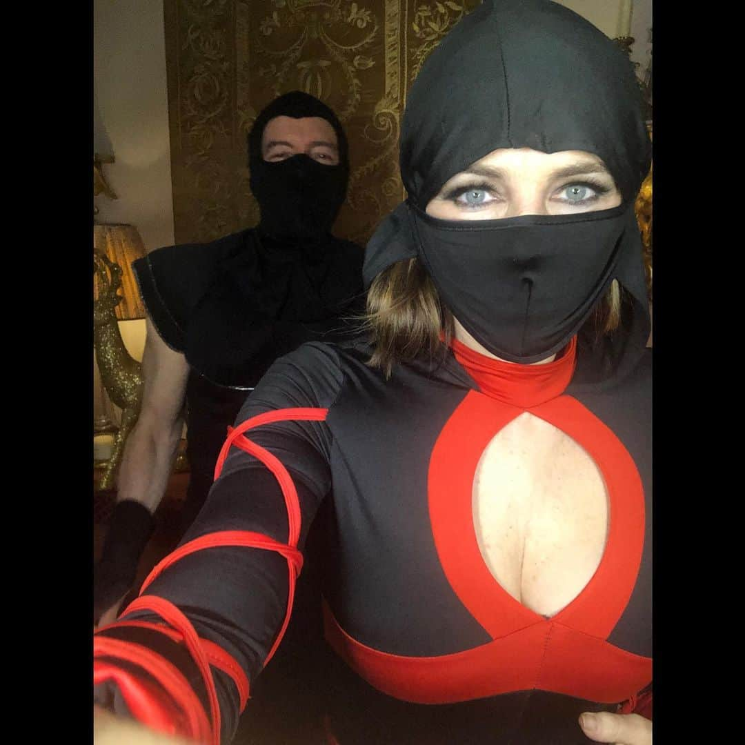 エリザベス・ハーレイさんのインスタグラム写真 - (エリザベス・ハーレイInstagram)「Ninja night 😘#xmas」12月28日 7時54分 - elizabethhurley1