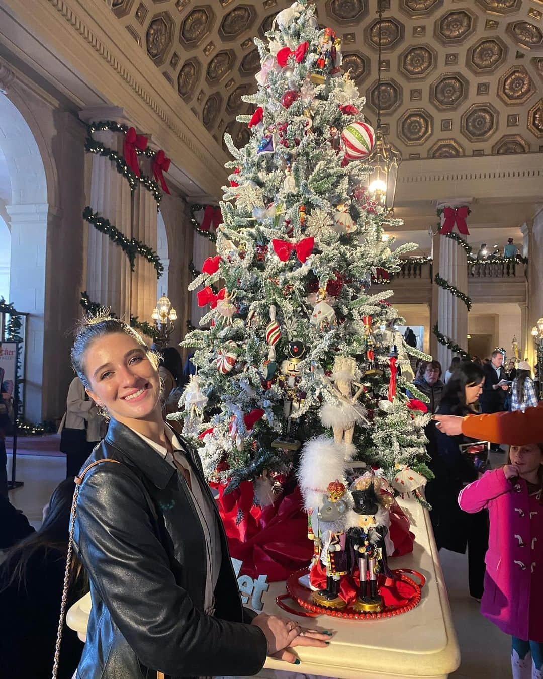 Elliana Shayna Pogrebinskyさんのインスタグラム写真 - (Elliana Shayna PogrebinskyInstagram)「Reconnecting with my childhood ballerina with some Nutcracker this Christmas season 🎄」12月28日 7時55分 - elliana_pogrebinsky