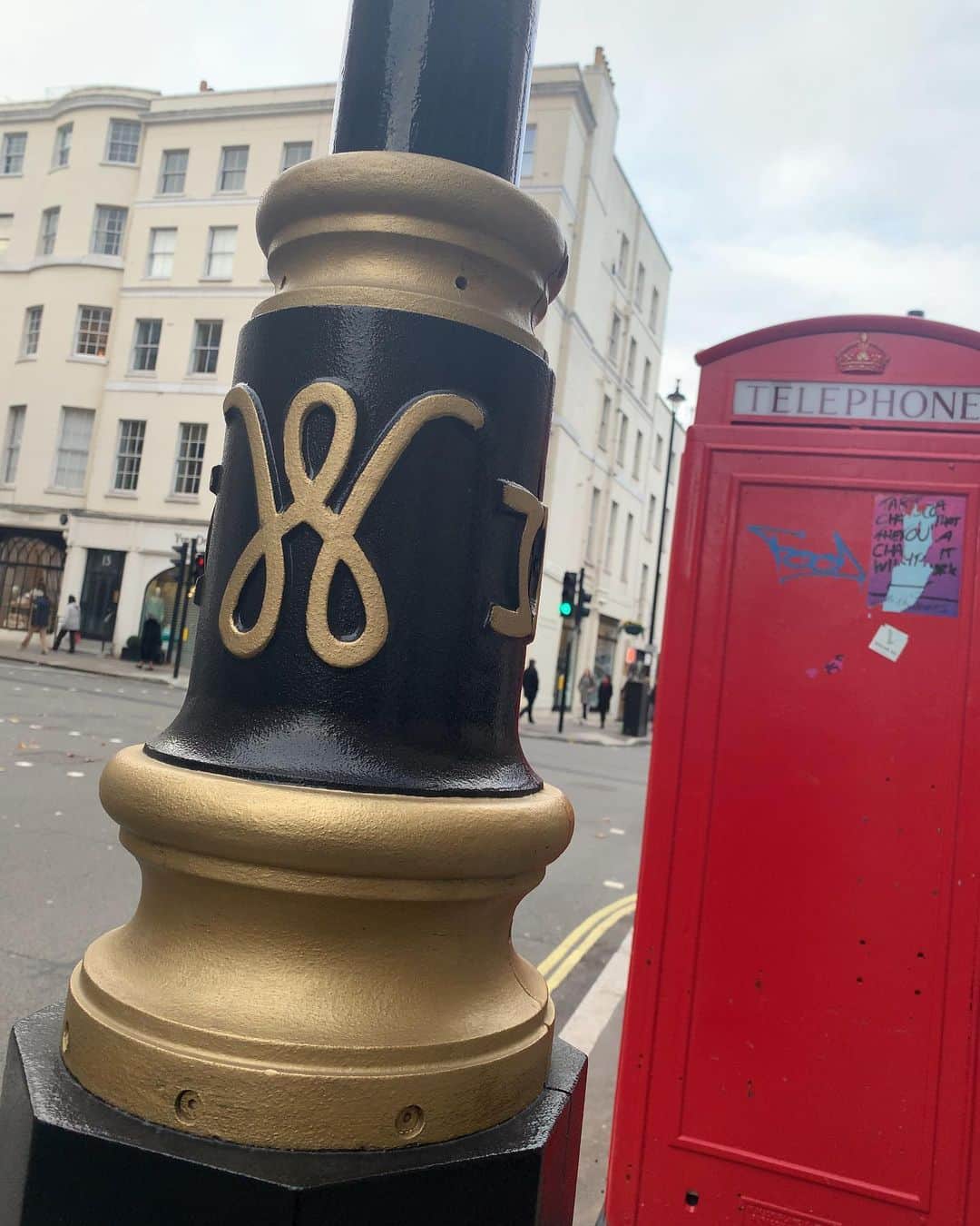 伊藤友季子さんのインスタグラム写真 - (伊藤友季子Instagram)「🇬🇧 ロンドンの街灯のひみつ🗝 ウェストミンスター地区で見られるこのお洒落な街灯。 正面にはアルファベットのW。その横にまわると、 CとCが絡むようなマークが（2枚目） これはWestminster City Council の頭文字 WCCだと言われていますが 一説では、その昔ココ・シャネルと交際していた ウェストミンスター公爵が全ての街灯にシャネルマークを入れてもらったとか♡ そんなことしてたら素敵だなーと思いながらぐるぐる回ってみたのでした。 ちょっとロマンチックなお話♥︎ #london#westminster#chanel#ロンドン#ウェストミンスター#シャネル」12月28日 6時26分 - yukiko_xx
