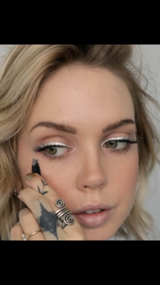 サラ・Xのインスタグラム：「#complexculturepartner Iʼve had so many requests for a tutorial for this simple silver eyeliner look and Iʼm thrilled to finally be able to post it for yʼall just in time for some New Years Eve inspo! ⁣ ⁣ Speaking of simple, these @complexculturebeauty brushes are AMAZING - theyʼre cruelty free, vegan, and sustainably sourced. When they asked if I would work with them I was stoked, because their multitasking brushes to simplify beauty routines really aligns with my mission to create makeup looks that are easy to reproduce with basic products. The hero brush here for me is the CONTOUR BLUSH brush, which does triple duty of applying contour, blending, and applying blush, all in one. Remember to always blend contour side to side and NOT up & down! (something I struggle with sometimes tbh) I was lucky enough to get to try out the full collection in this gorgeous vegan leather makeup case! ⁣ ⁣ PRODUCTS SHOWN IN ORDER: ⁣ ⁣ #lauramercier Flawless Lumière Radiance Perfecting Foundation in Creme & Shell mixed applied with the ANGLED FOUNDATION brush⁣ ⁣ #maybelline Instant Age Rewind concealer in Warm Light applied with PRECISION CONCEALER brush ⁣ ⁣ #milani Silky Matte Bronzing Powder in 01 Sun Light⁣ then #benefitcosmetics Dandelion Blush, BOTH applied with CONTOUR BLUSH brush⁣ ⁣ #milkmakeup Blur + Set powder (not shown) applied with PRESS & SET BRONZER brush⁣ ⁣ #maccosmetics Liquidlast eyeliner in Misty Me⁣ ⁣ Laura Mercier Face Illuminator Highlighting Powder in Addiction applied with ALL OVER HIGHLIGHT POWDER brush⁣ ⁣ Confetti applied with eyelash adhesive ⁣ ⁣ #makeupvideo #newyearsmakeup #holidaymakeup #newyearsevemakeup #easymakeup #easymakeuptutorial」