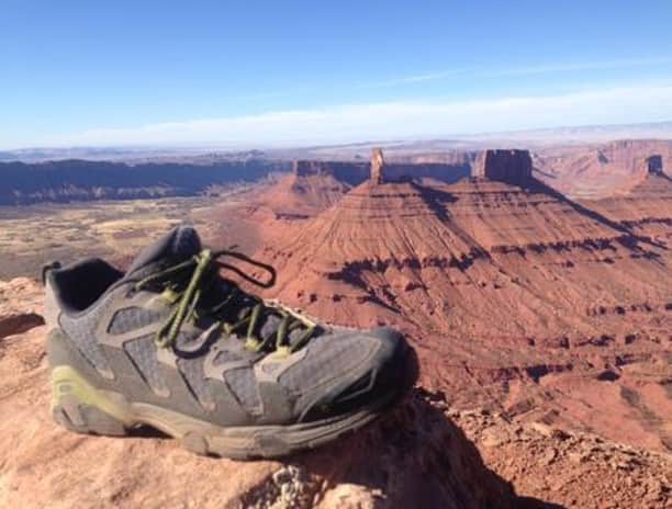 のインスタグラム：「Some desert warmth on this wintry day, courtesy of @alpine__wings . Read his review of the Oboz Cirque Low: “This November, before a month long trip into the Utah desert, I was lucky enough to receive a pair of Oboz Cirque shoes as a gift, and wasted no time putting them through a veritable desert gauntlet, a trial by fire that they came through with hardly a scratch. This durable shoe far exceeded my expectations, performing on three peak days with a weighted pack in the La Sals, gripping firmly onto steep Capitol Reef slickrock.... The hardy sole even saved my foot from a misstep onto a small spear-like yucca plant. An all around top-rate shoe for any escapade in desert and mountain terrain - and the style is spot on. Well done Oboz. Highly recommended. I'm not exaggerating here, these were badass shoes, a treat to wear. (Here) are some photos of the shoes overlooking Castle Valley via the Adobe Mesa, southeast of Arches National Park." . . . #fanphotofriday #truetothetrail #shoereview #utahhiking #deserthiking #utah #hiking #obozfootwear」