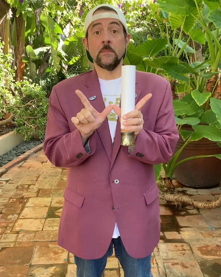 ケヴィン・スミスのインスタグラム：「IT'S A BOY! As an official #WWAmbassador, I’m celebrating the launch of @ww’s new #myww program by announcing that I am... BLUE! After my heart attack, #ww helped me change my life and get healthy with an easy-to-follow program that just got way easier to follow, as well as more personal and customizable! Now you can take a simple assessment and, based on your preferences, you will get scientifically matched to one of many different plans! I'm following BLUE! Head to ww.com to get started with #myWW today and find the plan that matches you! #KevinSmith #wwcommunity」