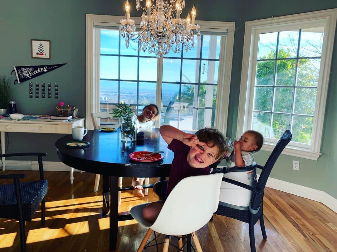 ブリット・ニコルのインスタグラム：「Eggs, coffee and time together 💛 What a gift!」