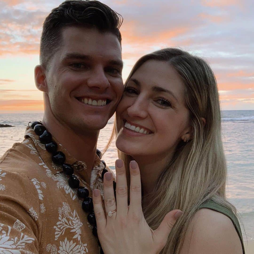 クレイ・ベリンジャーさんのインスタグラム写真 - (クレイ・ベリンジャーInstagram)「Congratulations to my sis @ashlibellinger and @kurtkorver 💍 somehow me or @colebellinger didn’t blow the surprise」12月28日 7時01分 - cody_bellinger