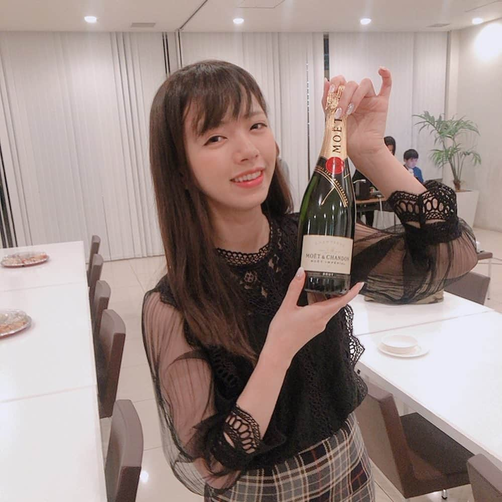 なっちゃんさんのインスタグラム写真 - (なっちゃんInstagram)「今月は忘年会で色んな人と美味しいもの食べてお酒飲んで、おかげでバタバタもしたけどやっぱり楽しかった😊💗 ． てかほんとに仕事納めできてよかったw最終日はほんとに帰ることしか考えてなかったw来年も頑張って働かないとっ( ˘꒳​˘ )同じく仕事納めされた方も1年間ほんとにお疲れ様でした！！ ． #忘年会 #スルーしない #会社飲み #今年もあと少し #令和元年 #さよなら2019」12月28日 7時04分 - bored_motor