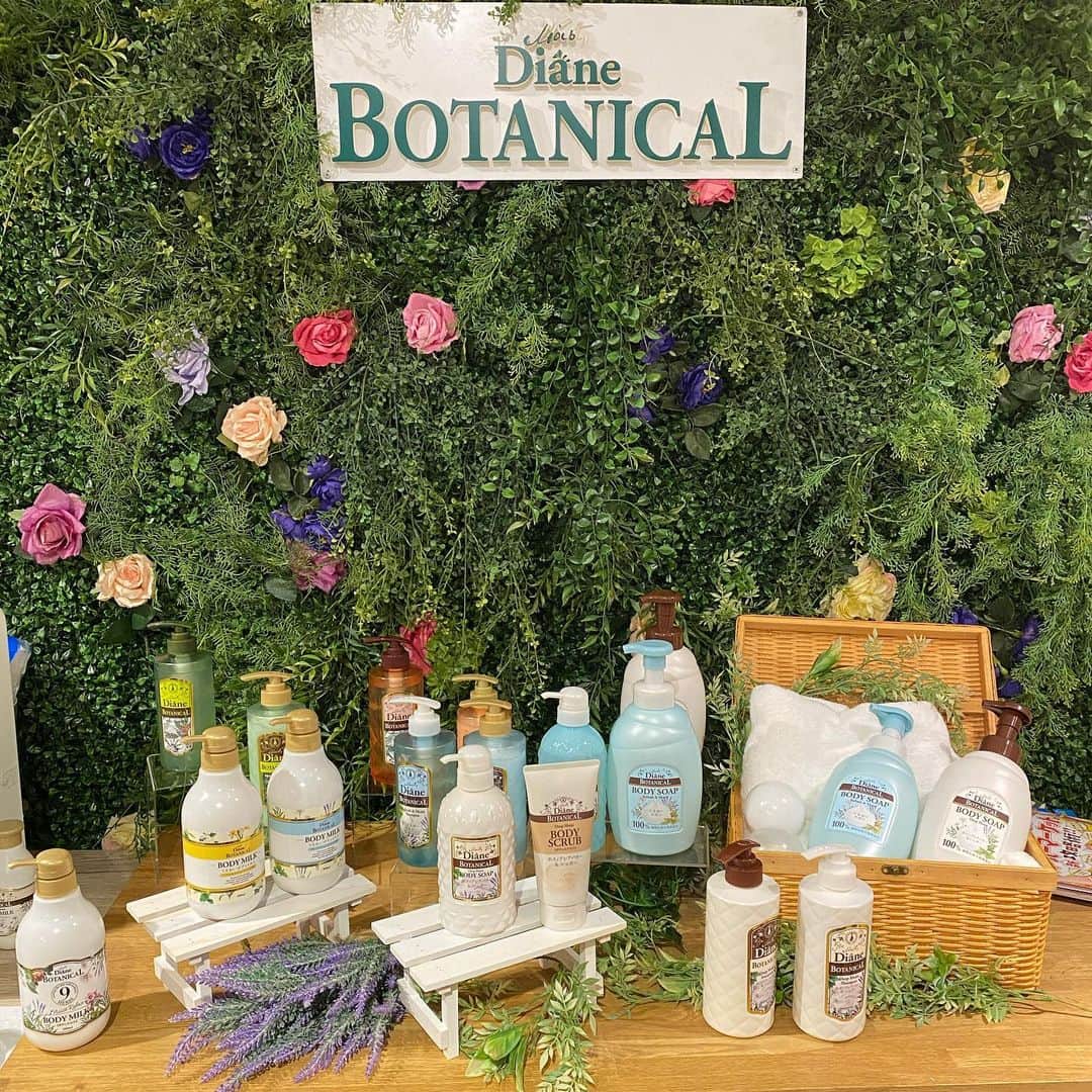 manamisotayutaさんのインスタグラム写真 - (manamisotayutaInstagram)「先日 @dianebotanical  〻ダイアンボタニカル ディープモイスト トーク&ワークショップ〻 に参加したよ♡ ・ 以前からずっと使っているダイアンボタニカルシリーズ✨ ・  イベントではヘアメイクさんのトークショーもあってかなり勉強になりました🤎 ↓ ↓ おすすめのお肌の保湿ケアはスチーマーとマッサージ❤️ 身体が冷えて血流が悪くならないようスチームをあててお肌をもちもちやわらかくするのが大切♡ 蒸しタオルや化粧品を浸したコットンパックで代用も🙆‍♀ ・ 全身マッサージは保湿クリームをつけて、耳、手や指、鎖骨、脚や足裏、ひじ回りなどを10分ぐらい掛けてリンパの流れと血行を良くして老廃物を流すといいみたい✨ さっそくお風呂上がりにやってるよ✨ ・ あとはとにかく保湿✨✨ クリームもハンドや乾燥が気になるところにいつでも使えるように持ち歩いてるよ❤ ・ ダイアンボタニカルディープモイストはシアバター入りでかなりの保湿力❤️ ・  実際に商品を試してお肌の水分量を計ったらかなりアップしたよ✨ 手作りホイップシアバター体験も楽しかったなぁ❤ ・  雑誌「LDK」で2019年ベストバイ部門1位✨ @saitapuls_official  のWEB記事にもイベントの内容が載ってます♡ ・  大容量でコスパもよく、５人家族の我が家にはとっても嬉しい❤️ みんなで使ってるよー✨✨ ＊ ＊  #ダイアンボタニカル #dianebotanical #乾燥対策 #インバスケア #PR #イベント#美容 #美容好きな人と繋がりたい #コスメ#ボディクリーム  #ママライフ#ママ美容」12月28日 7時08分 - manamisotayuta