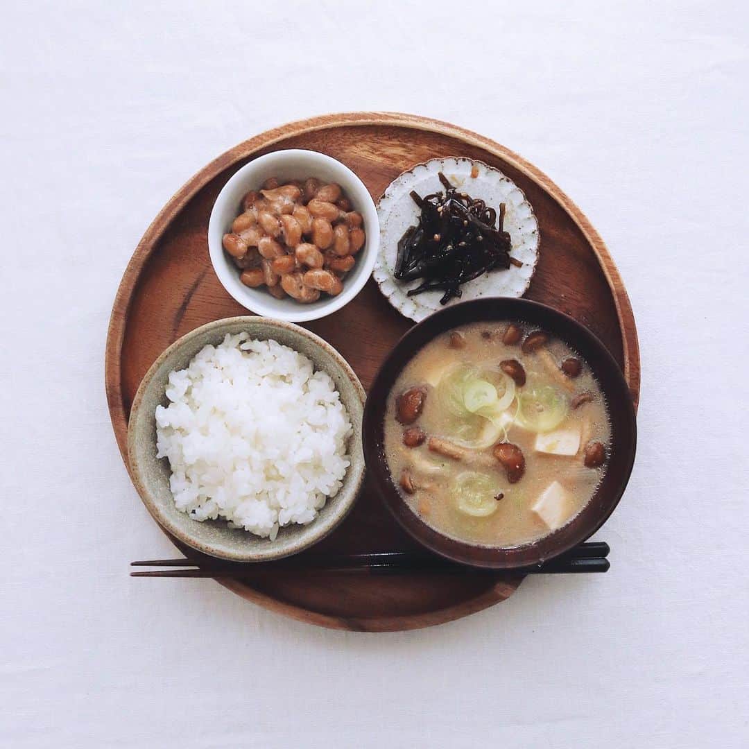 のインスタグラム：「Today's breakfast . 今朝の朝ごはんは、 酒粕入りの味噌汁、 納豆と昆布、地味。 . . #朝ごはん #朝食 #納豆 #味噌汁 #japanesebreakfast」