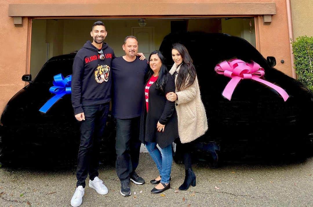 laurag_143のインスタグラム：「Last New Years 2019, I wrote out a list of what my goals were for the year 📝 On that list I wrote down that I wanted to buy my parents a new car 🚘 My parents are the most selfless, humble people ever and everything they have worked and lived for has been for me and my 3 siblings. It’s been 20 years since they bought themselves a car and never once have they complained about their cars being old or breaking down, they have just been super grateful that they each have cars and instead of buying a new car, they would always spend their money on us kids and family 😭. I can’t tell you how much happiness it has brought me to be able to surprise them with brand new 2020 cars 🚙🚗 No words can express the happiness and joy that I’m feeling inside 😭🙏🏼❤️ I’m so incredibly grateful for my parents and all of the love and support they give our family 🙌🏼 and I’m so lucky to have a man by my side @dhar.mann who helps me accomplish all my goals including this one🥺 2019 has been such an amazing year for me and I will forever be grateful to God for giving me so much opportunity to be able to go out and live a life I have dreamed of 🙏🏼❤️ - *Cars blacked out because I wanted this post to focus on my amazing parents and not so much the cars ❤️」