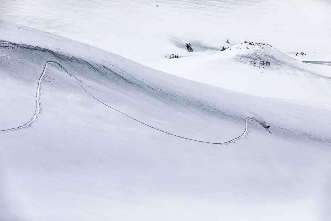 田中幸さんのインスタグラム写真 - (田中幸Instagram)「歩くからこそ 辿り着ける場所がある  贅沢壮大な極上ターン この瞬間の為の 数時間ハイク  山を経験していくと その過程さえも好きになる  この時の景色は この時に ここにいなければ見れない  私の人生を 豊かにする魅力が山にある @k2.snowboarding  @peaks_mag  #ホワイトマウンテン  #日本最後の秘境 #黒部五郎岳 #薬師岳 #書店にて発売中 #エイ出版社」12月28日 7時42分 - sachitanaka