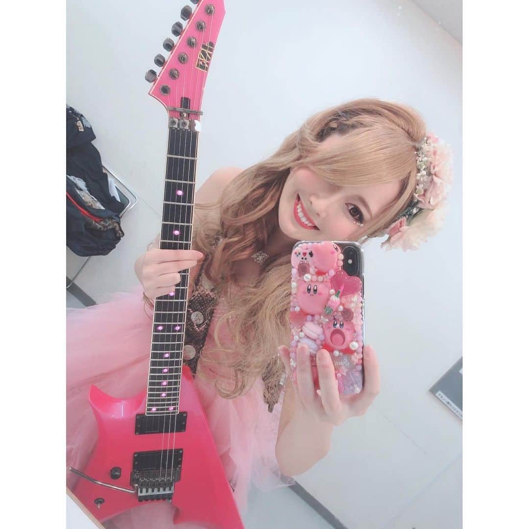 トキさんのインスタグラム写真 - (トキInstagram)「トキの相棒CHUNPAV‼️ 15歳でエレキギターを初めて買う時、 ギターの事なんて何も分からない状態で 産まれて初めて行った楽器屋さんで、 本当は"Vシェイプが欲しい"って思ってたけど、 初心者の癖に、Vシェイプなんてイキってるかな？とか、構えにくいかな？とか散々悩んで悩んで悩んだ挙句、やっぱり恥ずかしくて無難な形の初心者セットを買ったけど、 どうしてもVシェイプに憧れて、その2ヶ月後にお小遣い握りしめてVを買いに行った思い出。 それから嬉しくてめちゃくちゃギターにのめり込んで、今でもライブでは必ずVギターを握ってる(笑) 一心同体の様に。 Vってめっちゃ書いたな。  やっぱり自分がカッコ良い！ って思ったギターを持つと、不思議と自信が湧いてくるし、なんべんも鏡の前でポーズ決めたくなるぐらい最高にキュートでカッコいいギター。 音も見た目も大好き💕 アイラブピンク！💖 #ESP #CHUNPAV #Aldious #アルディアス」12月27日 22時56分 - aldioustoki