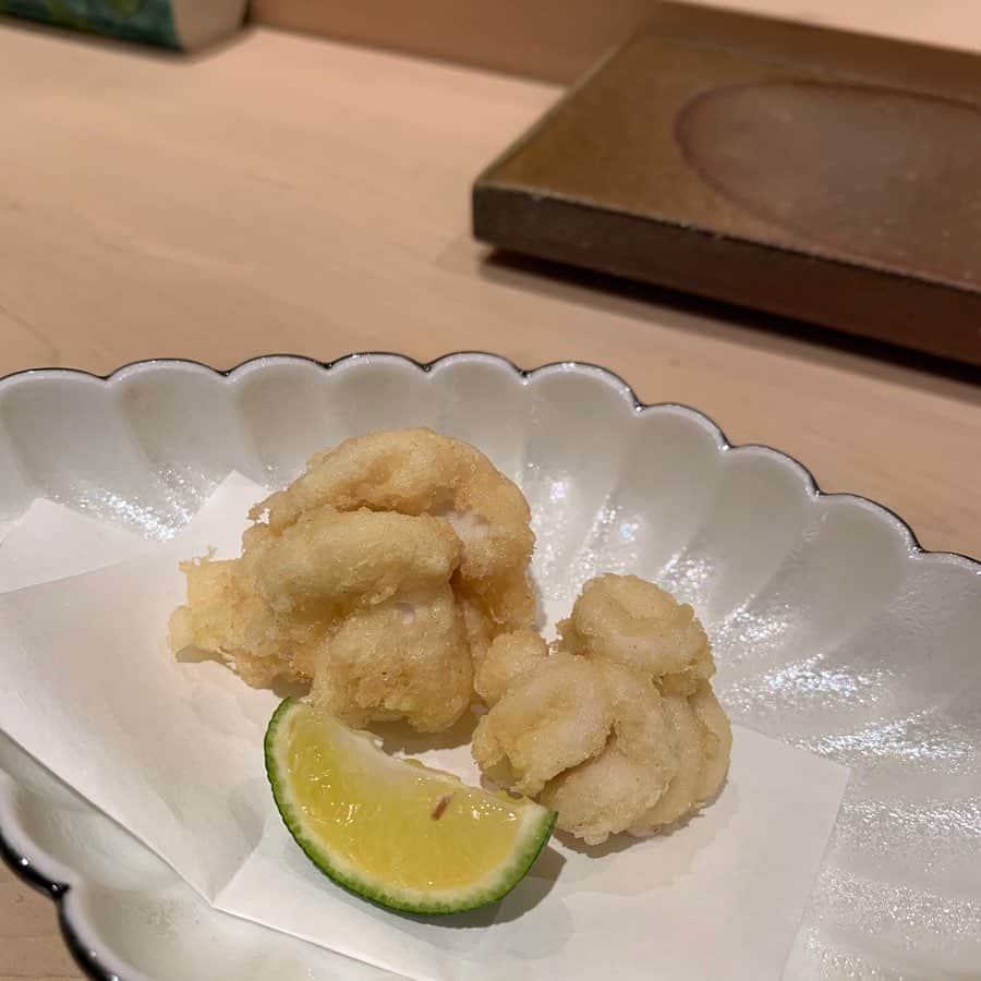 吉田美紀さんのインスタグラム写真 - (吉田美紀Instagram)「・ ・ 2019年お寿司の食べおさめ🍣 ・ 和やかでアットホームな雰囲気のおのでらさん。 ・ 比較的予約が取りやすいのも有り難いです･:*.:+ ・ 大人と同じ（それ以上）を 食べるようになった娘とは 最近どこにでも一緒に行けるのも嬉しい♡♡ ・ ・ #sushi #ginza #ginzatokyo #sushitime #tokyogourmet #tokyorestaurant #鮨銀座おのでら #おのでら #銀座おのでら #東京グルメ #東京レストラン #鮨 #寿司 #お寿司」12月27日 22時49分 - miki__yoshida