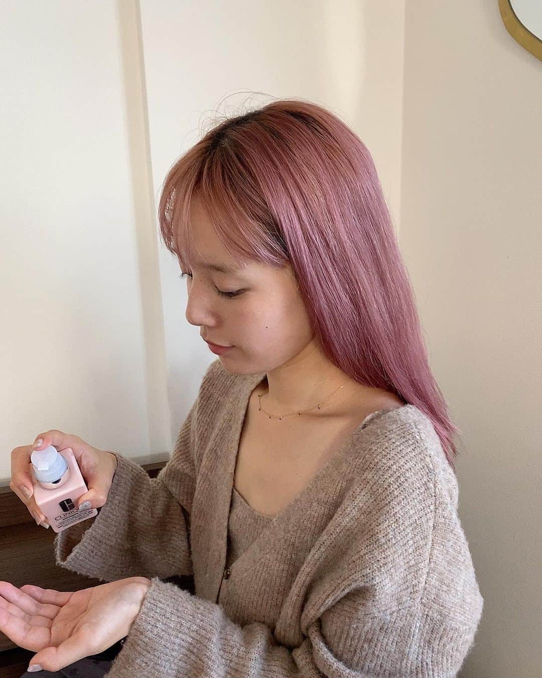 目見田早弥子のインスタグラム：「| ꙳ 気になってたCLINIQUEのカートリッジと組み合わせる乳液。 ピンクが可愛いこちらは新しく発売されるもので オイルフリーのジェルなのでベタつかず サラサラな触り心地の良い肌になってくれます🎈 血色感も良くなるので私は毎朝メイク前に使ってます◯ カートリッジはブライトニング効果のあるものなので 透明感のある肌に導いてくれます❄️ @cliniquejp #クリニーク#クリニークiD#あなただけのiD#Findyourglow#ほめ肌#pr#乳液#乾燥対策#スキンケア#skincare#保湿#乾燥肌」