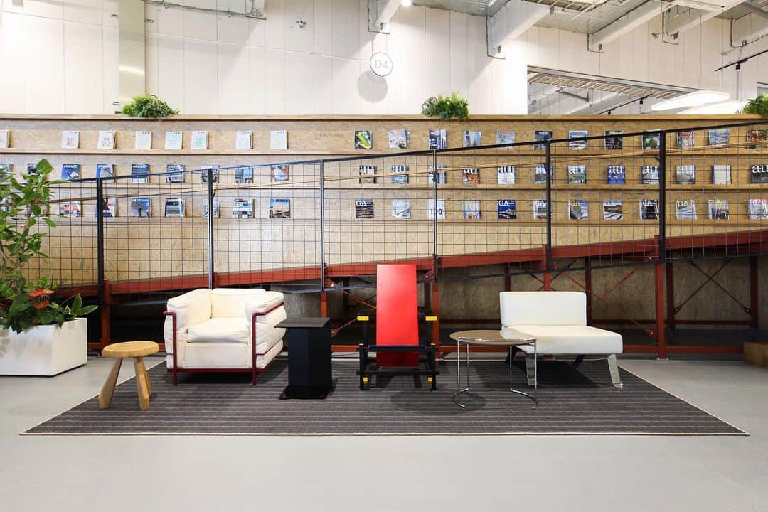 Cassina ixc. (カッシーナ・イクスシー) さんのインスタグラム写真 - (Cassina ixc. (カッシーナ・イクスシー) Instagram)「株式会社梓設計　新本社にカッシーナ・イクスシーの家具をご採用いただきました。＜LC2＞＜RED AND BLUE＞＜OMBRA＞と巨匠デザインのコレクションが並びます。 #cassina #cassinaixc #sofa #office #interior #interiorinspiration #officedesign #holidayseason #happyholidays #カッシーナ #カッシーナイクスシー #インテリア #インテリアコーディネート #インテリアショップ #オフィス　#オフィスデザイン #エントランス　#ラウンジ　#デザイン　#仕事納め @cassinaixc_official」12月27日 22時49分 - cassinaixc_official