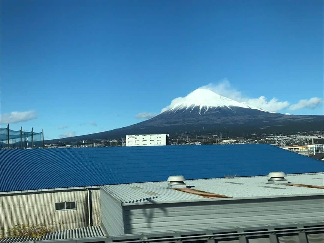 芳野友美さんのインスタグラム写真 - (芳野友美Instagram)「明日は#今年最後のG1レース #ホープフルステークス ！ 先週に続き#小倉競馬場 でトークイベントをやらせていただきます♪ 遊びに来て下さいね☺︎ 今日小倉に来る時、#美しい富士山 と#綺麗な虹 が見れました✨どちらも手を合わせて拝んだ（笑） これは良い前兆！明日は#競馬予想 当てたいな♪ そしてこちらも今年最後！本日#zakzak にて連載中の#コラム更新 です！読んでね❤︎」12月27日 22時56分 - yumi_yoshino_1980