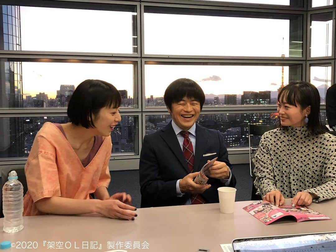 日本テレビ「架空OL日記」のインスタグラム：「今日は、バカリズムさん・夏帆さん・佐藤玲さんの取材。リアルでも息ピッタリ‼️ 今日で仕事納めの方も、まだお仕事残ってる方も、一年間お疲れさまでした。 来年はいよいよ映画が公開になります🎬 引き続き『架空ＯＬ日記』をよろしくお願いします❗️ 公式サイト（https://www.kaku-ol.jp）では特別映像や劇場情報など最新情報を随時更新中🖥  #架空OL日記 #バカリズム #夏帆 #臼田あさ美 #佐藤玲 #山田真歩 #三浦透子 #坂井真紀 #シム・ウンギョン #志田未来 #石橋菜津美 #2月28日公開 #リアルＯＬ は #仕事納め」