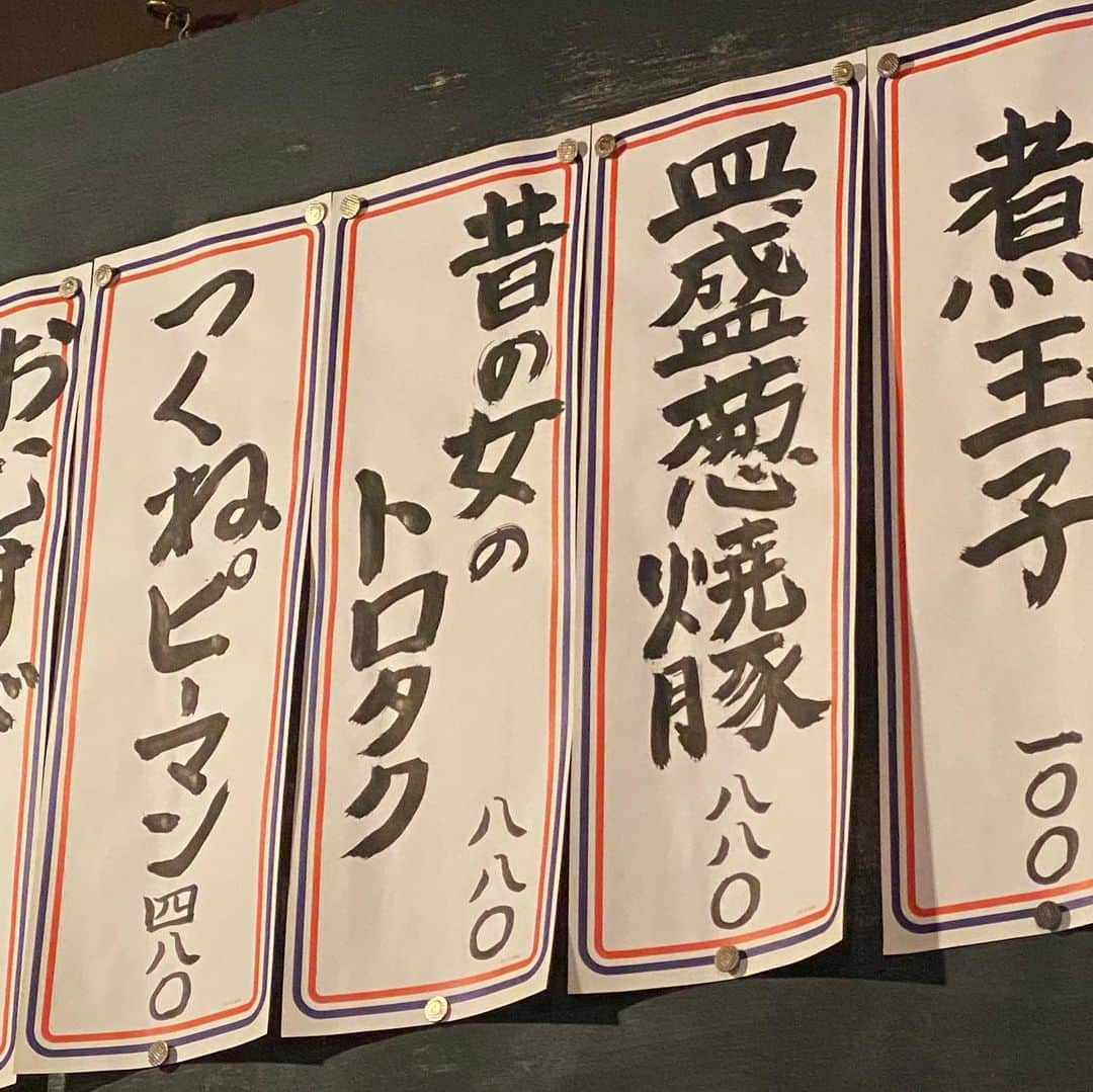 神子島みかさんのインスタグラム写真 - (神子島みかInstagram)「. 私の教祖様 @midori_yamasaki_ さん😍💕 . 年1回朝まで飲んで良いとしていて その1日は毎年みどりさんに捧げてます💗 . 私の知り合いの中でスタイルの良さNo1👸🏼💕 ほんっとに脚長すぎるし形もまっすぐでマネキン脚💗 . 細いのにゴツゴツしてない しなやかな脚はまさにカモシカです。はい。 . 熱弁が止まらない🙂💦 . そしてなにより言いたいのは みどりさんは写真より実物の方が可愛いって事🤦🏾‍♀️💕 . 加工魔神私と違ってw . 憧れとかあまり人に抱かない "わたしは私"思考ですがみどり様は 憧れざる得ない🍻 . こんなアラフォーになりたい… . みどりさんと飲んでる時間は ほんとに私幸せです😌💕 15時待ち合わせの朝4時解散でも 足りなかった…w . . #ootd#fashion#makeup#Japanesegirl#japan#tokyo#mam#dad#kids#fam#instagood#instamood#instalike#instalove#followme#我爱你#アラサー#ママ#夜遊び#大好きな人#山崎みどり#美しすぎる#駅で待ち合わせ#見つけた瞬間#大発狂#泣きそうになる#マネキンスタイル#頭身#ヤバイ#美女図鑑 . . ⋆⸜ᵀᴴᴬᴺᴷ ᵞᴼᵁ⸝⋆」12月27日 22時58分 - kagomika