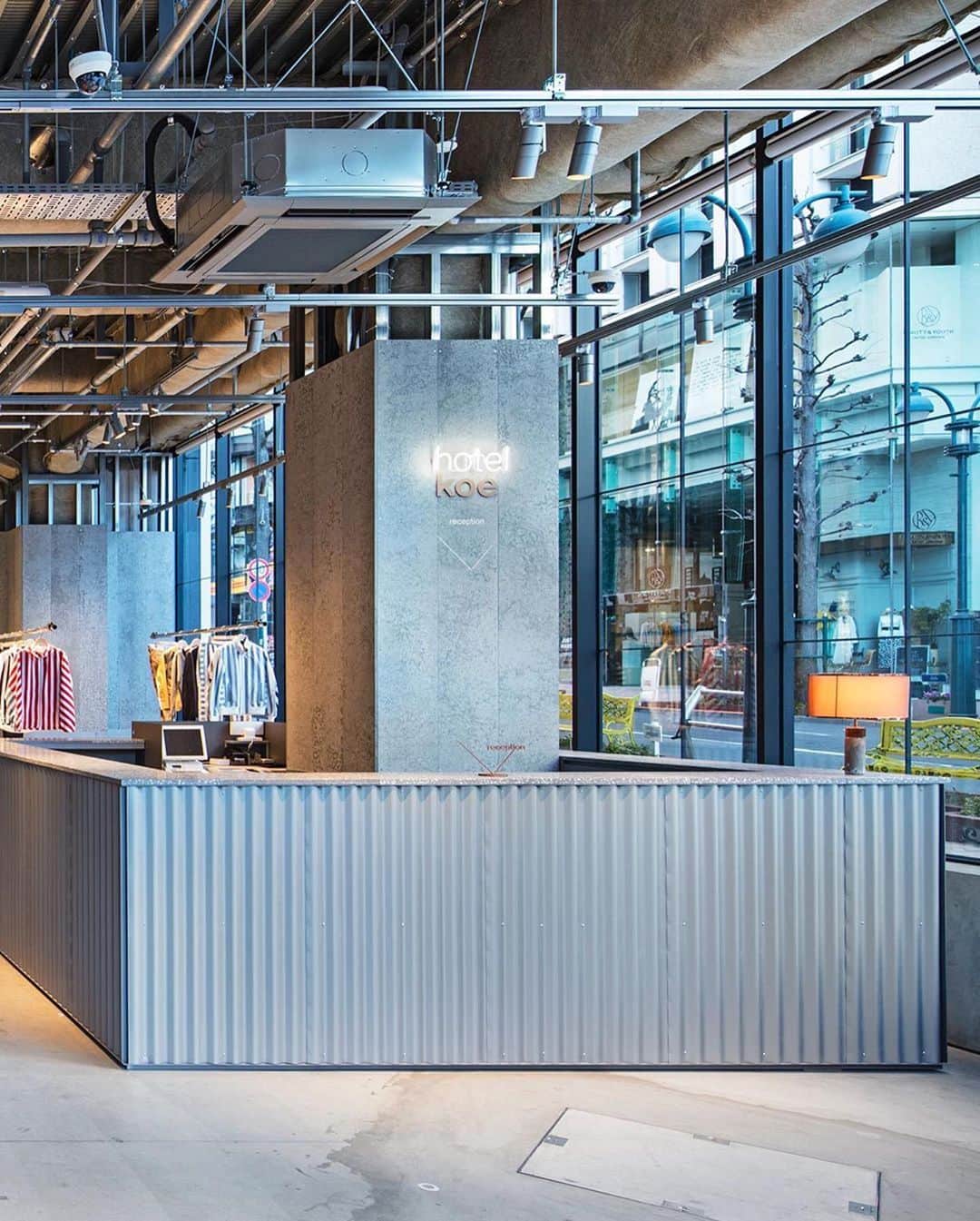 川上俊のインスタグラム：「hotel koe tokyo :  ー Branding/ logo, vi.i., graphic & web, sign design by @shunkawakami and artless Inc. - Creative direction & interior design by @tanijirimakoto and @yoshida_ai_saku (suppose design office) - Produced by @yasuharuishikawa - #Repost @hotelkoetokyo You may also relax and refresh at hotel koe tokyo. . . #hotelkoe #hotelkoetokyo #room #private #relax #japan #shibuya #hotel」