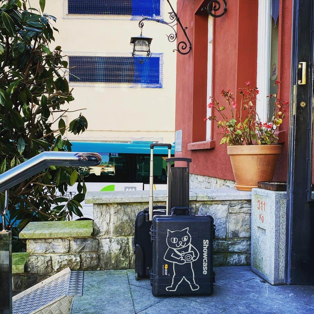 三吉ツカサのインスタグラム：「旅するねこちゃんケース #pelicancase #kagoyaneco」