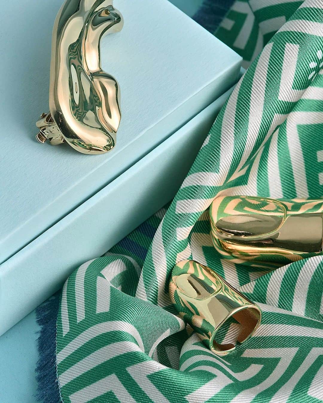 ランバンのインスタグラム：「Gold earring and golden fingertips rings: playful party accessories, for endless holidays. Discover more via link in bio and in Lanvin stores. #LanvinHOLIDAYS #Lanvin」