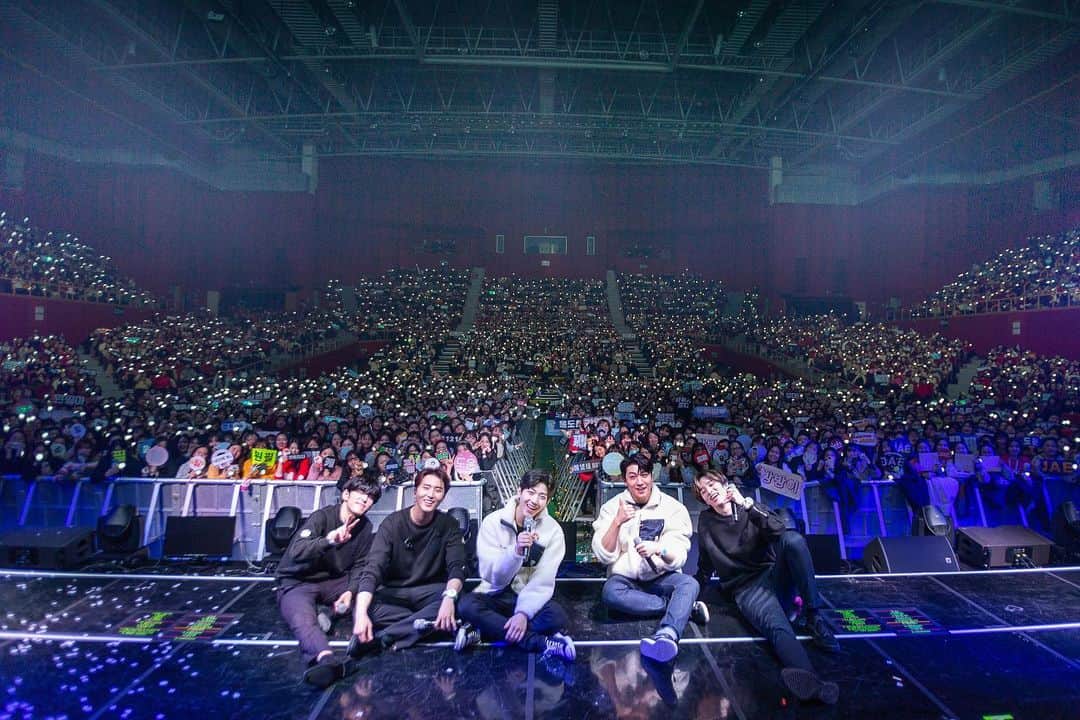 DAY6さんのインスタグラム写真 - (DAY6Instagram)「올해 크리스마스 콘서트도 함께 해줘서 고마웠어요 DAY6와 마이데이 또 관객분들과 함께 만든 공연이어서 4일 내내 너무 행복했고 꿈만같았어요! 한해동안 모두 정말 고생 많으셨습니다! 우리의 밝은 삶을 위해서 다같이 열심히 살아가봐요! 하루가 짧다! 데이식스! 아자!✌️ Thank you for doing this year's Christmas concert with us! It was a performance with DAY6 and MYDAYs, so I was happier and it was just like a dream! Thank you all for your hard work during the year. Let's all work hard for our bright lives! Day is short DAY6!!!! 👍👍」12月27日 23時01分 - day6kilogram