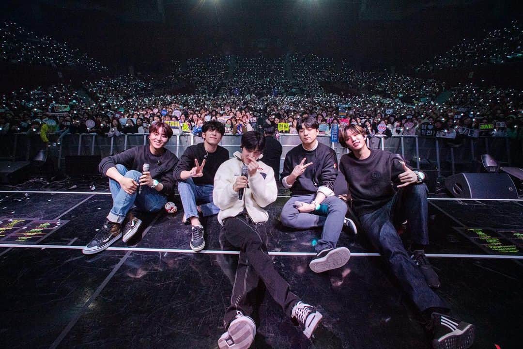 DAY6さんのインスタグラム写真 - (DAY6Instagram)「올해 크리스마스 콘서트도 함께 해줘서 고마웠어요 DAY6와 마이데이 또 관객분들과 함께 만든 공연이어서 4일 내내 너무 행복했고 꿈만같았어요! 한해동안 모두 정말 고생 많으셨습니다! 우리의 밝은 삶을 위해서 다같이 열심히 살아가봐요! 하루가 짧다! 데이식스! 아자!✌️ Thank you for doing this year's Christmas concert with us! It was a performance with DAY6 and MYDAYs, so I was happier and it was just like a dream! Thank you all for your hard work during the year. Let's all work hard for our bright lives! Day is short DAY6!!!! 👍👍」12月27日 23時01分 - day6kilogram