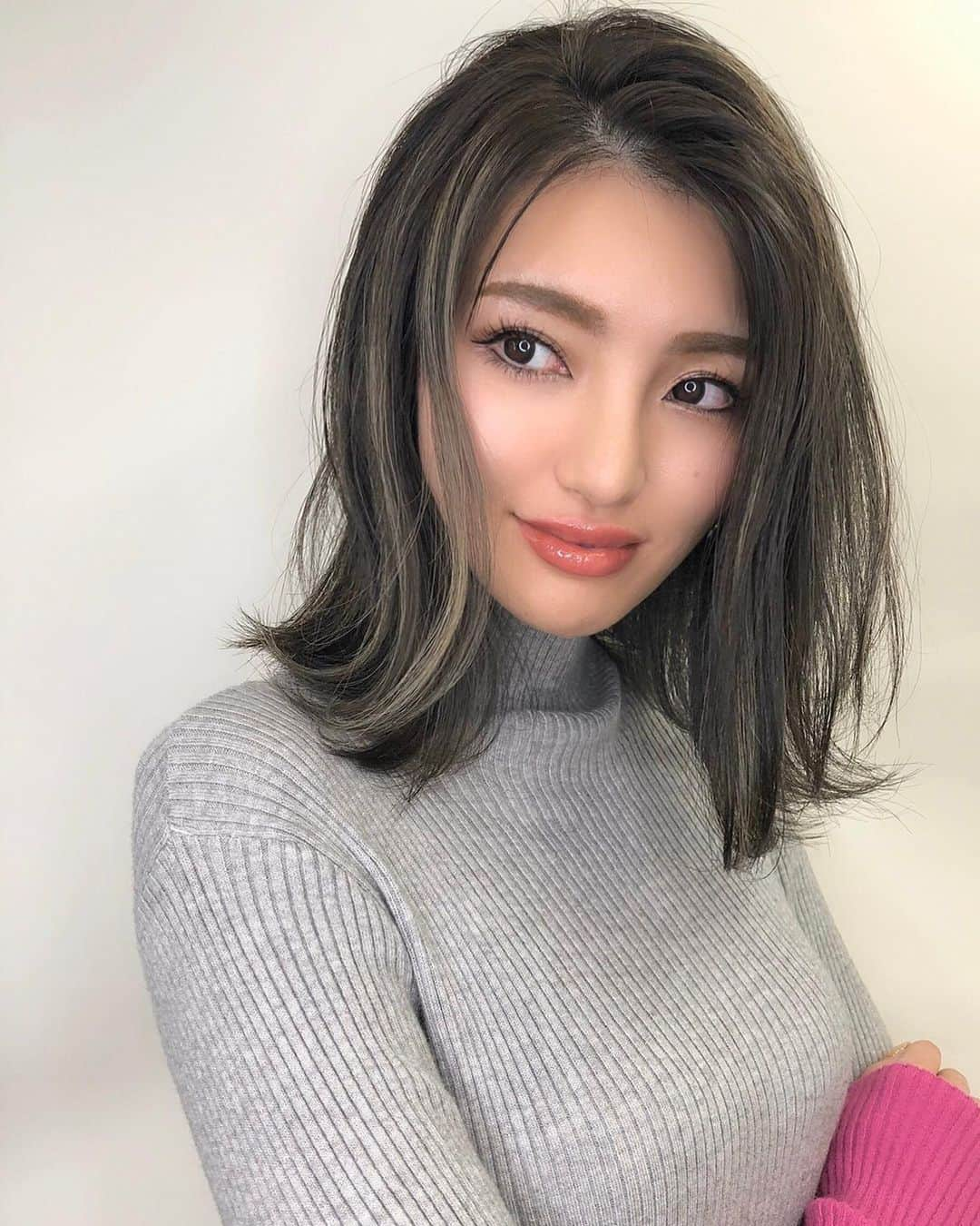 奈保さんのインスタグラム写真 - (奈保Instagram)「美容院納め🙏♡ 2020年は髪伸ばしたいな💇‍♀️ . . . . . . #2019#2020#ヘアカラー#ヘアスタイル#ヘアアレンジ#美容院#美容#美容DAY#color#haircolor #hairstyles#beauty#ハイライト#外国人風#外国人風カラー#3D#3Dハイライト#ミディアムヘア#カラーリング#グレージュ#グレージュシャンプー#アッシュ#男の子ママ#産後#産後ダイエット#美容の日」12月27日 23時03分 - naho.0422